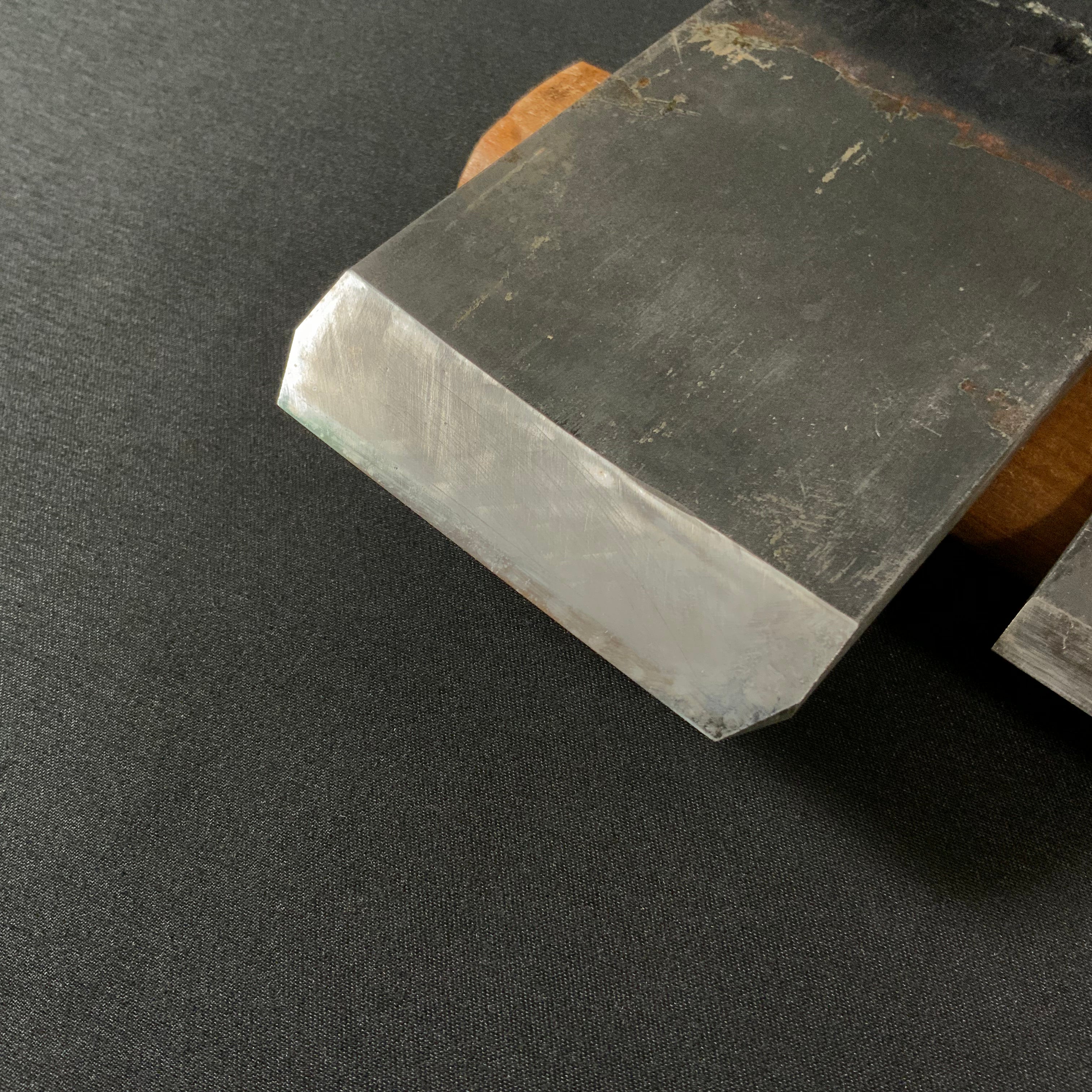 掘出し物 掘出し物 本銘勘次 仕上鉋 白樫台 65mm    Old stock Honmei-kanji Smoothing Plane (Kanna) with White Oak