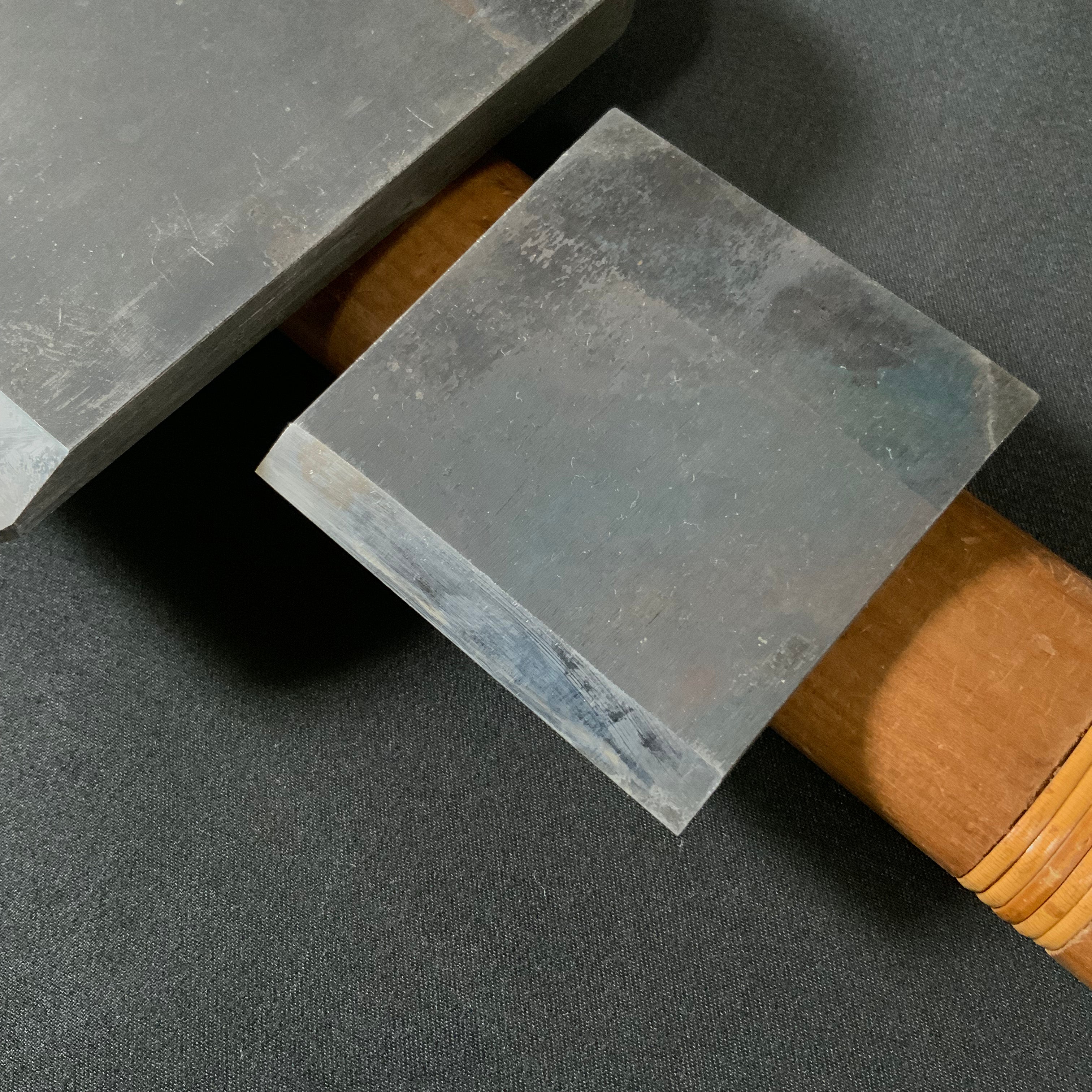 掘出し物 掘出し物 本銘勘次 仕上鉋 白樫台 65mm    Old stock Honmei-kanji Smoothing Plane (Kanna) with White Oak