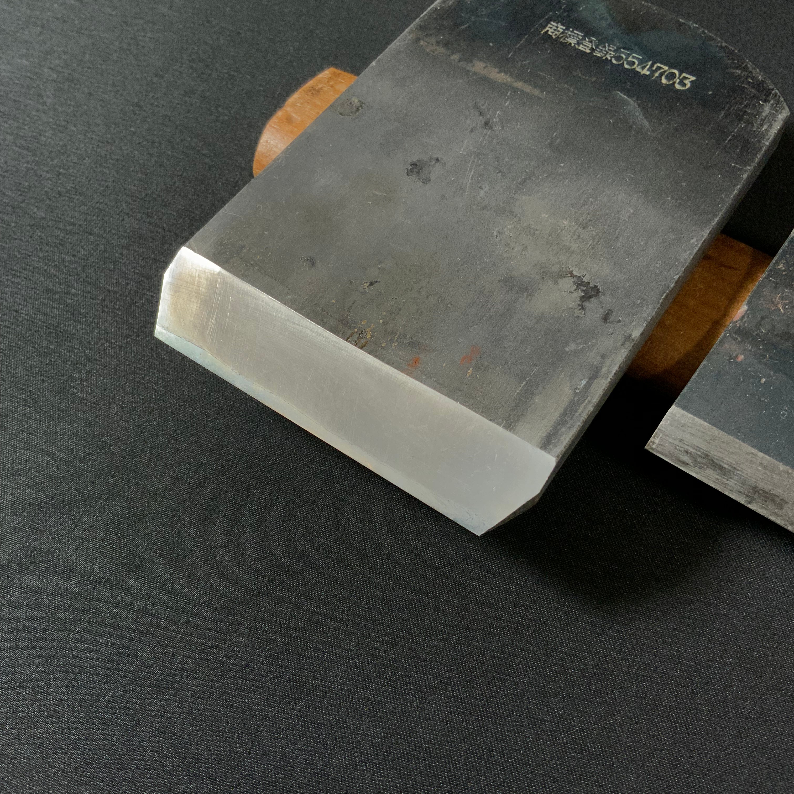 掘出し物 東源次 仕上鉋 白樫台 70mm    Old stock Azuma-Genji Smoothing Plane (Kanna) with White Oak dai