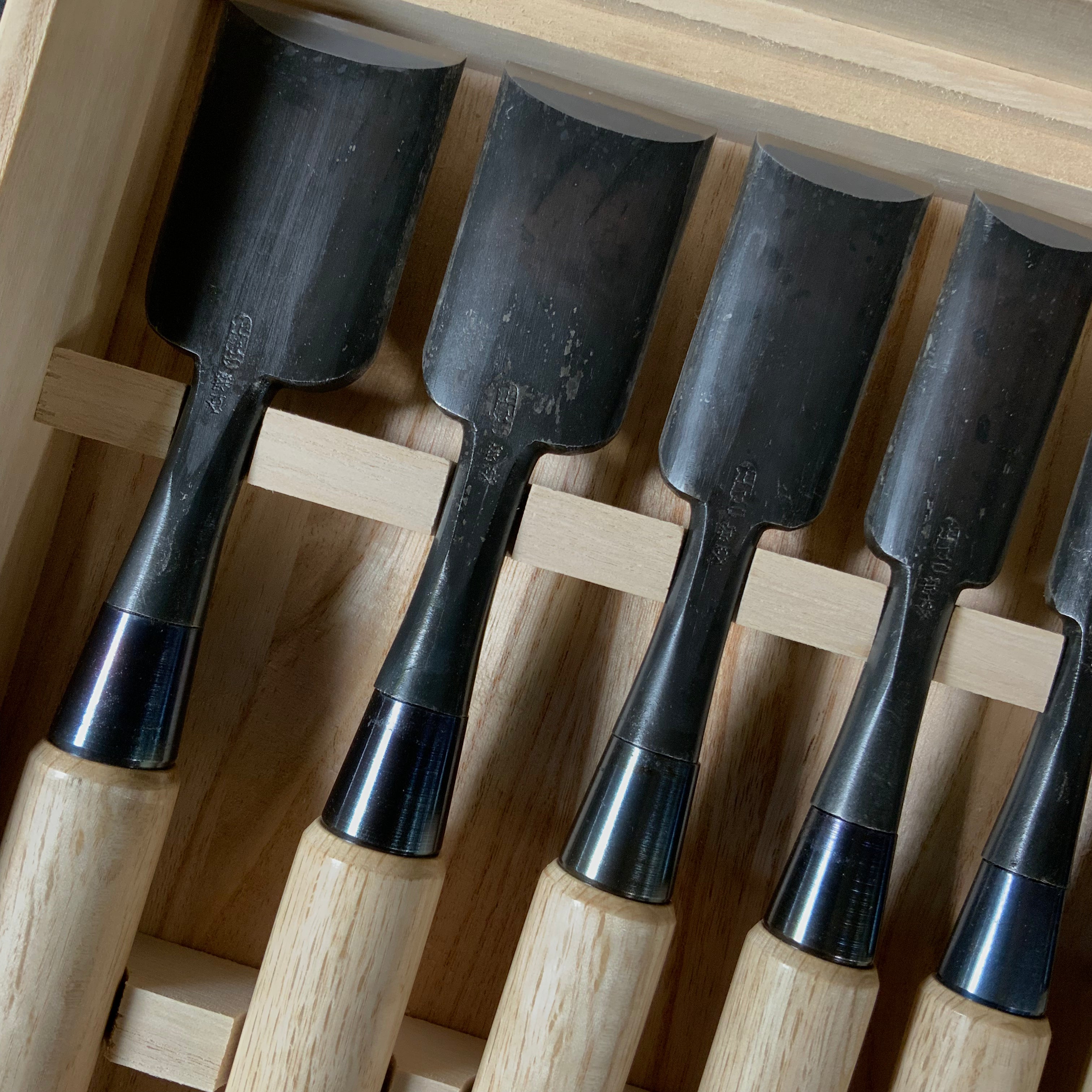 今井忠太郎作 二治弘 甲丸追入組鑿  白樫柄   Nijihiro Komaru Type Bench chisels set White Oak Handles by Chuutarou Imai