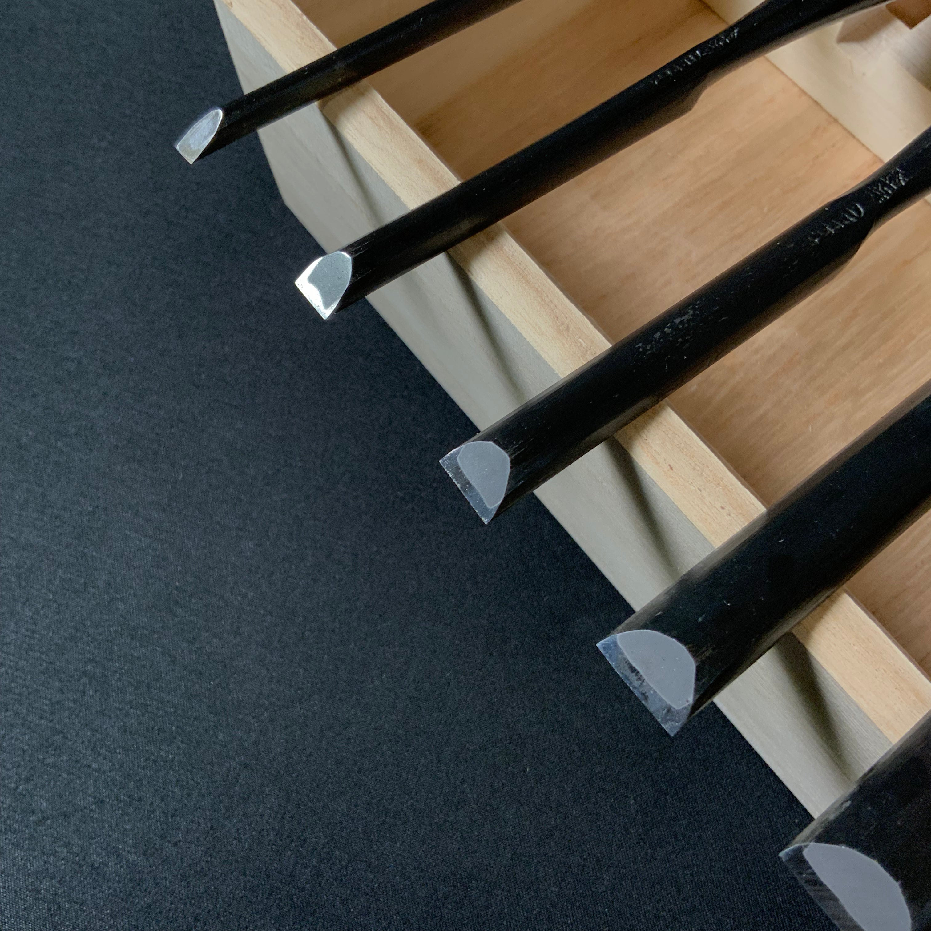 今井忠太郎作 二治弘 甲丸追入組鑿  白樫柄   Nijihiro Komaru Type Bench chisels set White Oak Handles by Chuutarou Imai