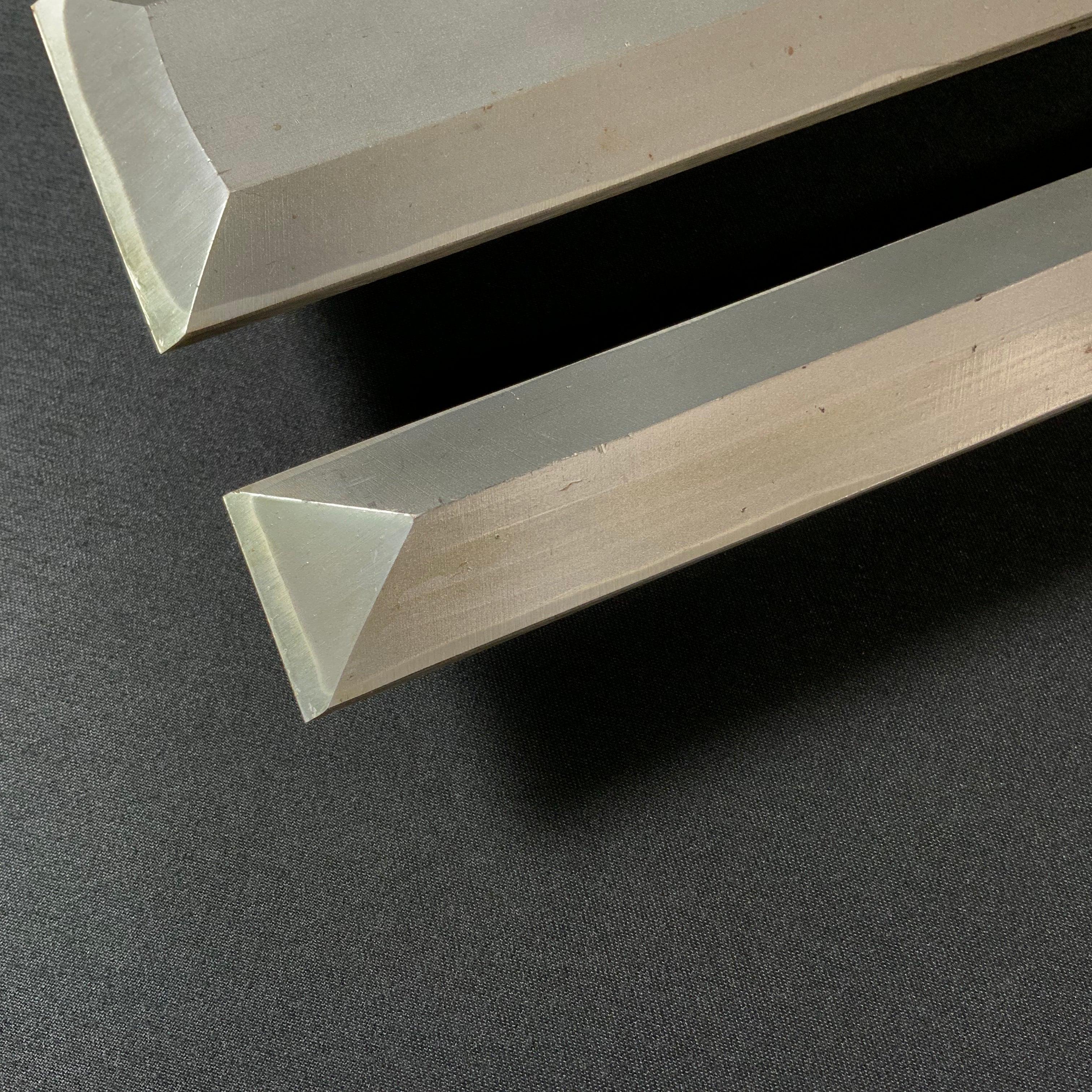 Old stock Slick Chisels set with Dragon and Tiger Carving 掘出し物 龍虎彫 本突き組鑿 48,24mm Ootsuki-nomi, Hontsuki-Nomi