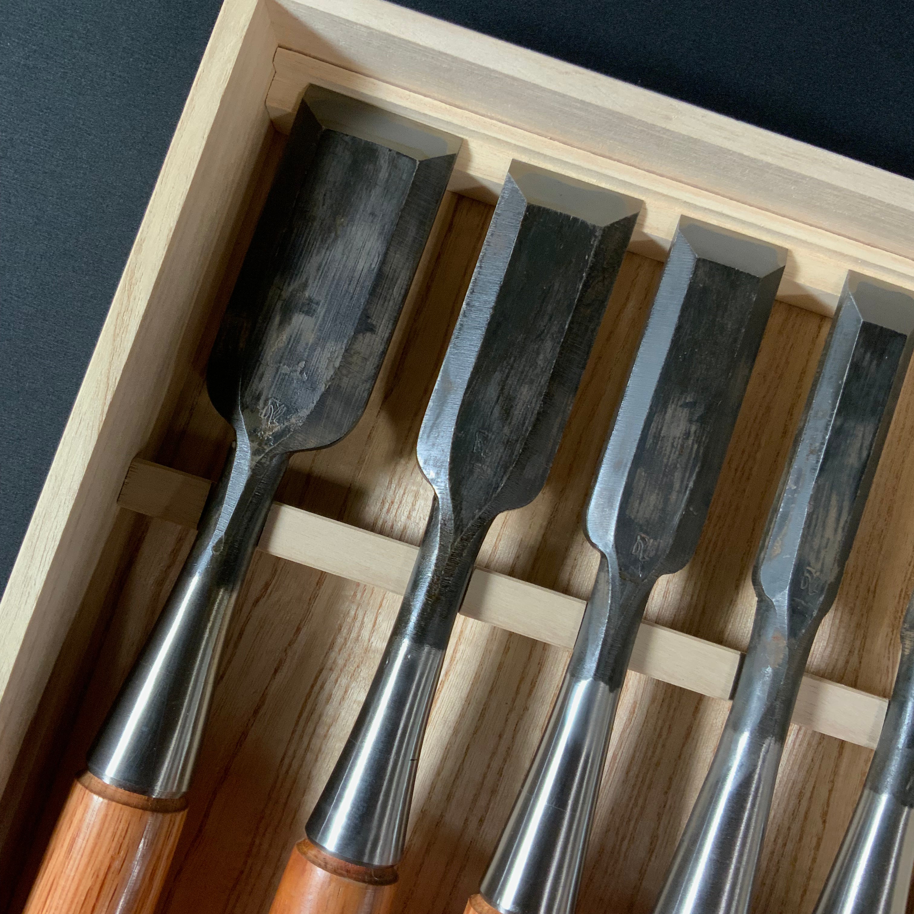 狐 叩組鑿 6本組 赤樫柄  磯野信夫作    Old stock Kitsune Timber chisels 6pc set with white steel by Isono Nobuo