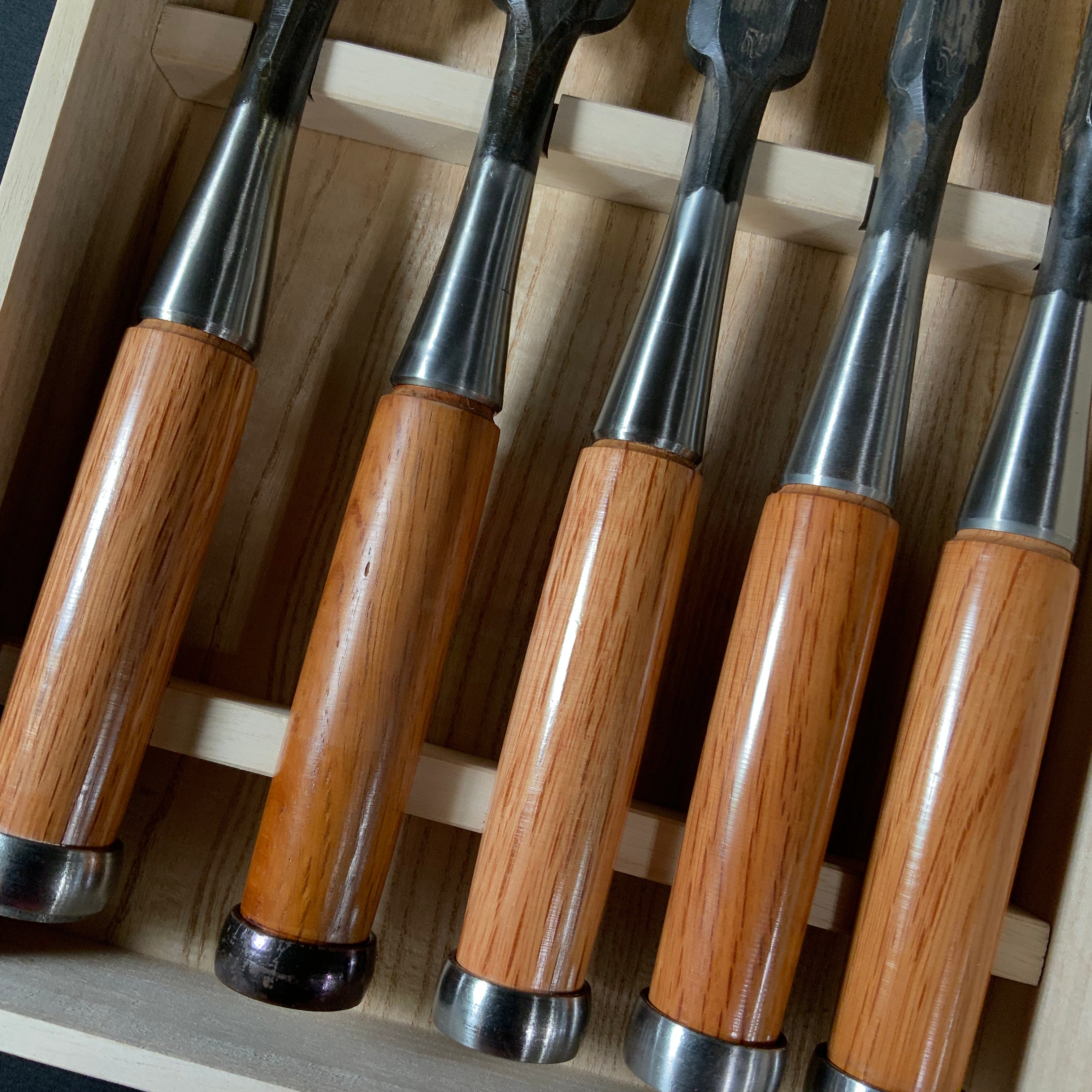 狐 叩組鑿 6本組 赤樫柄  磯野信夫作    Old stock Kitsune Timber chisels 6pc set with white steel by Isono Nobuo