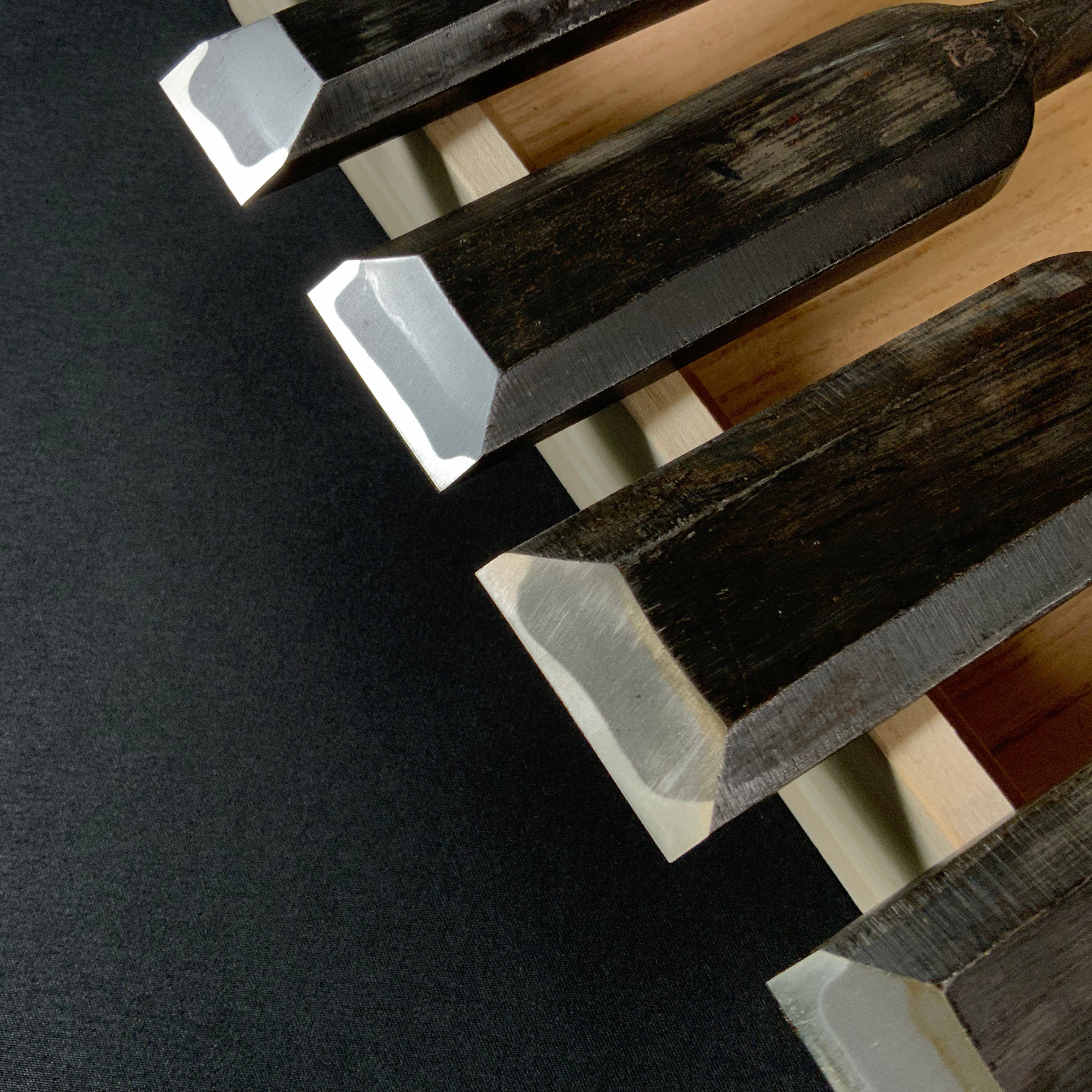 狐 叩組鑿 6本組 赤樫柄  磯野信夫作    Old stock Kitsune Timber chisels 6pc set with white steel by Isono Nobuo