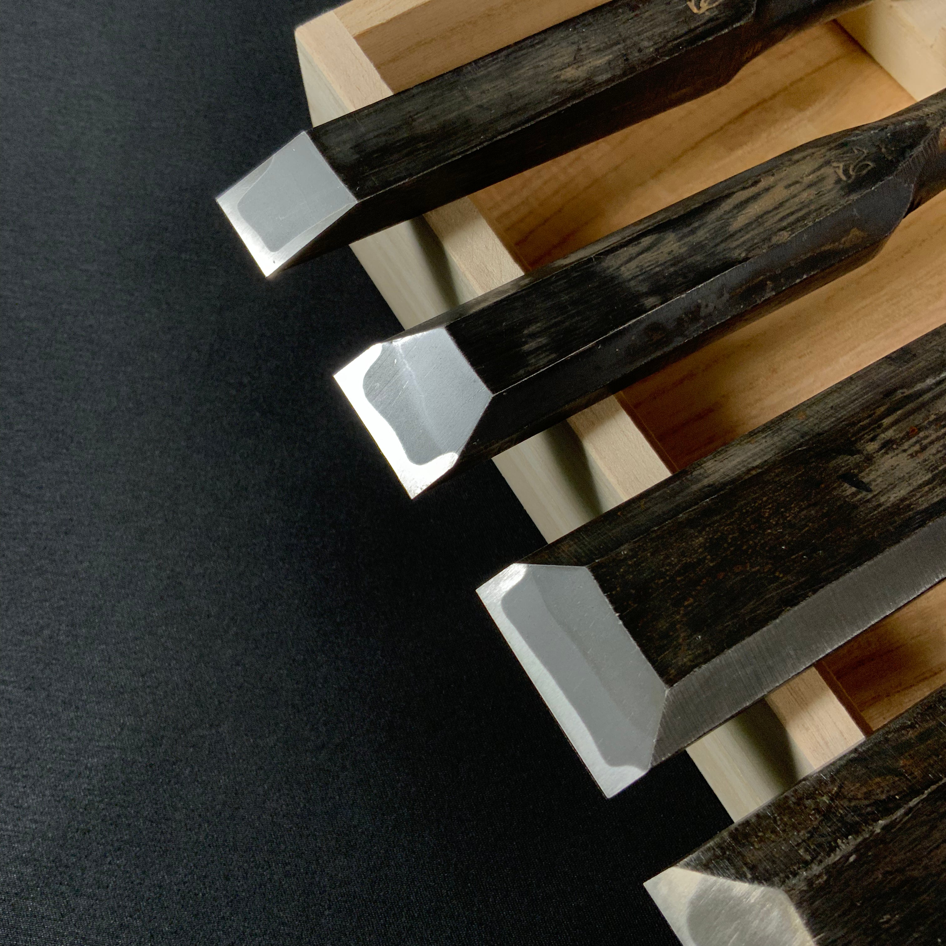 狐 叩組鑿 6本組 赤樫柄  磯野信夫作    Old stock Kitsune Timber chisels 6pc set with white steel by Isono Nobuo