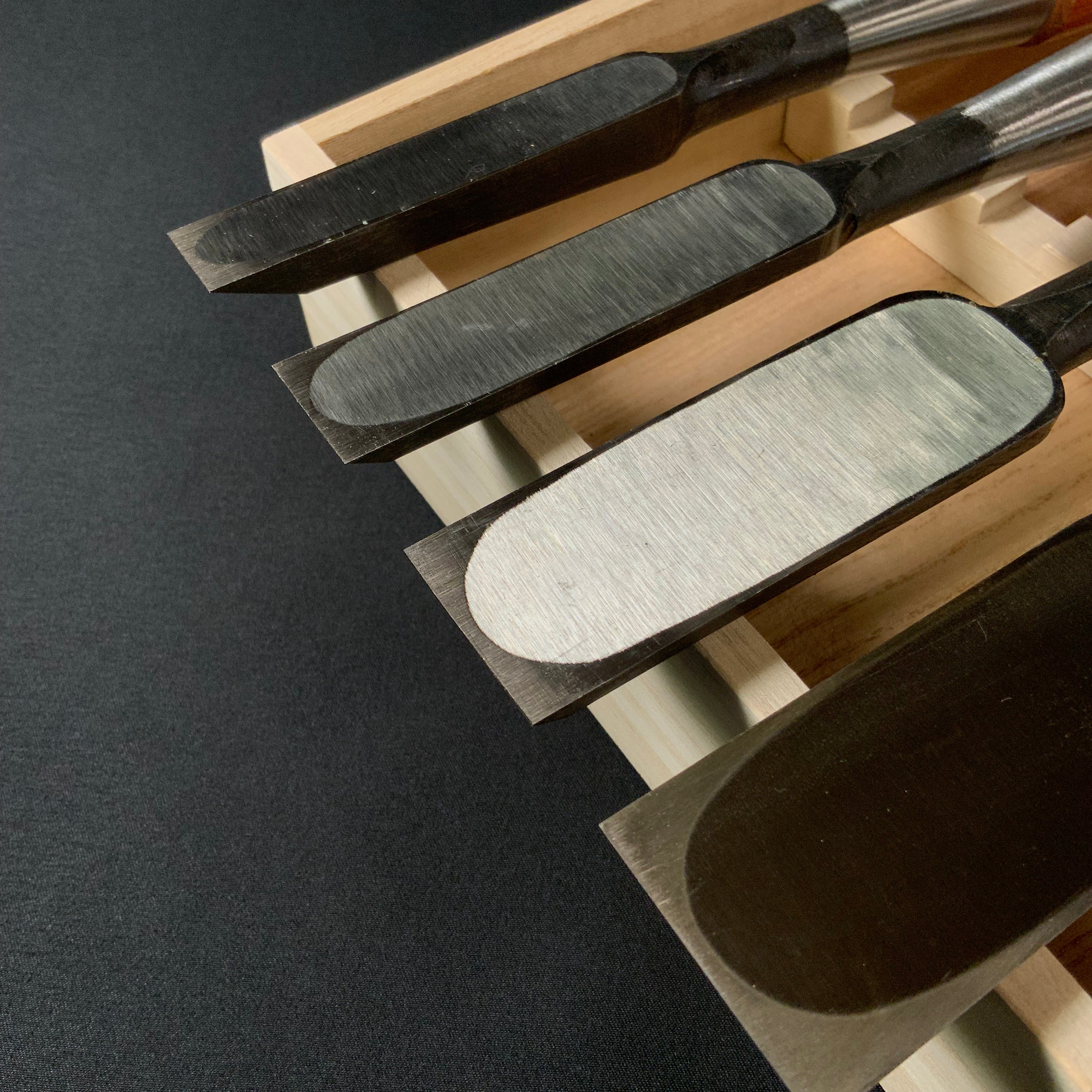 狐 叩組鑿 6本組 赤樫柄  磯野信夫作    Old stock Kitsune Timber chisels 6pc set with white steel by Isono Nobuo