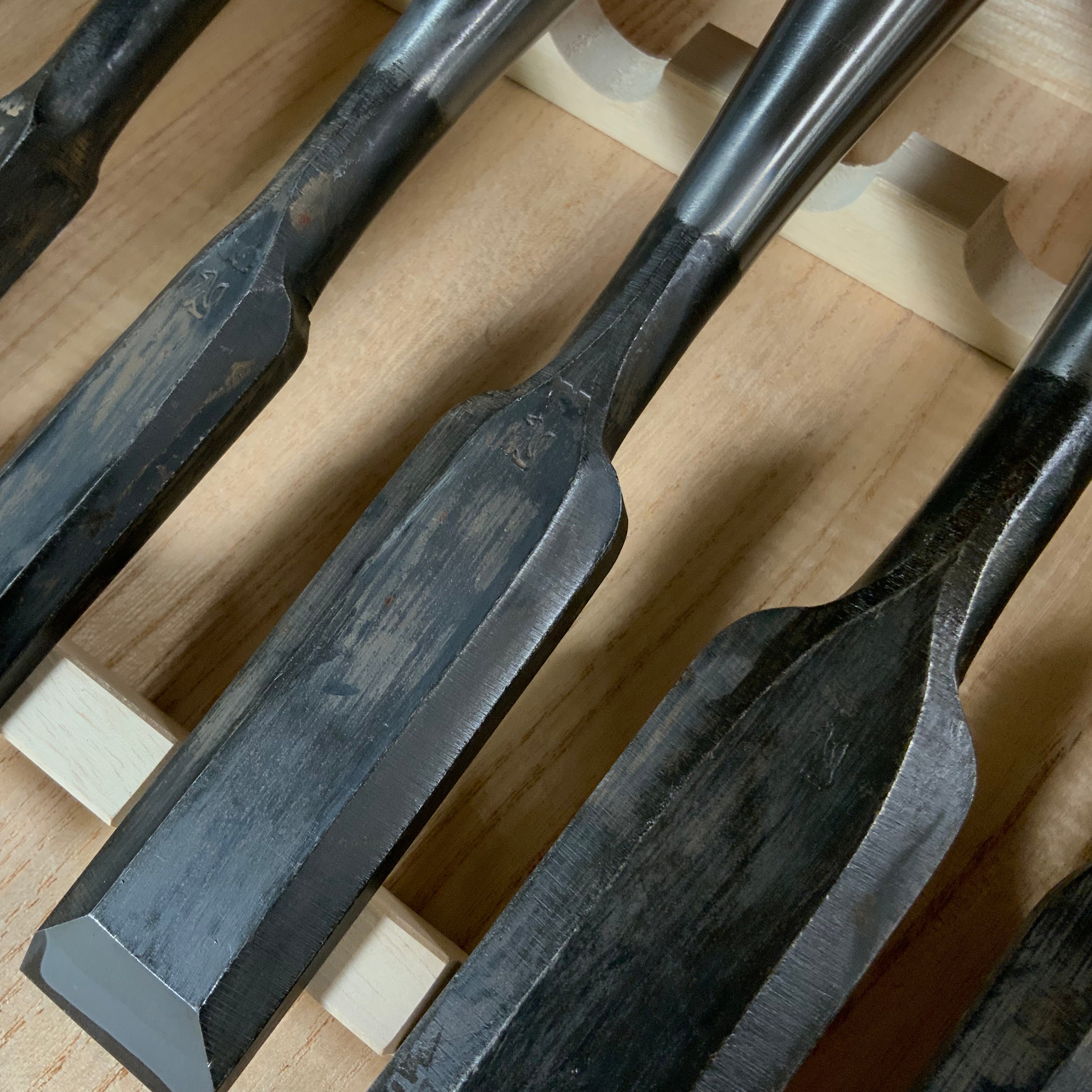 狐 叩組鑿 6本組 赤樫柄  磯野信夫作    Old stock Kitsune Timber chisels 6pc set with white steel by Isono Nobuo