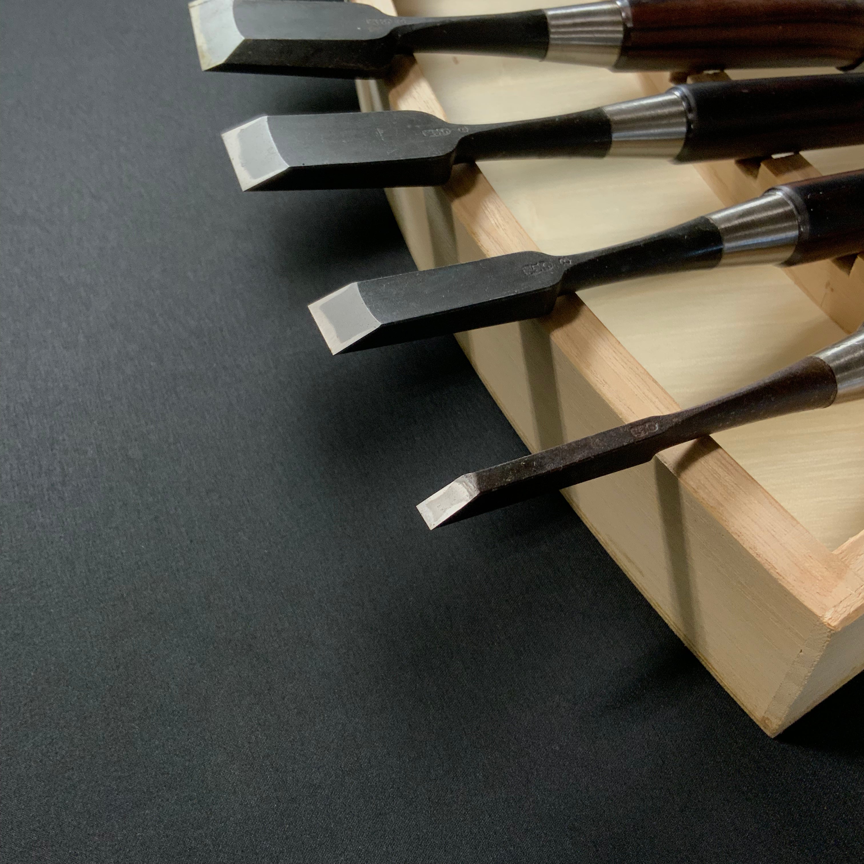 Old stock Tsuki Ichihiro Bench chisels set    掘出し物 月 市弘 山崎勇作 追入組鑿  Oirenomi