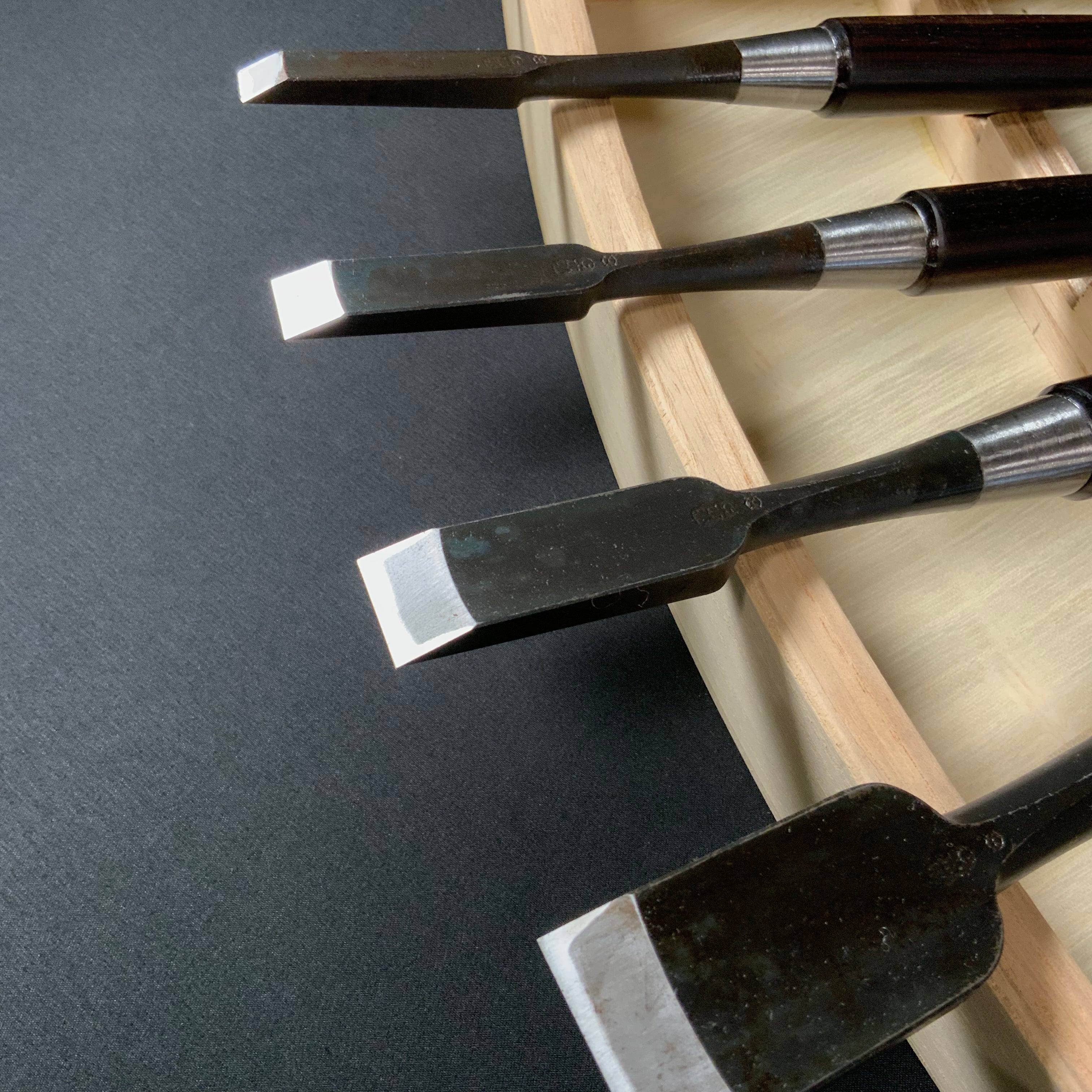 Old stock Tsuki Ichihiro Bench chisels set    掘出し物 月 市弘 山崎勇作 追入組鑿  Oirenomi