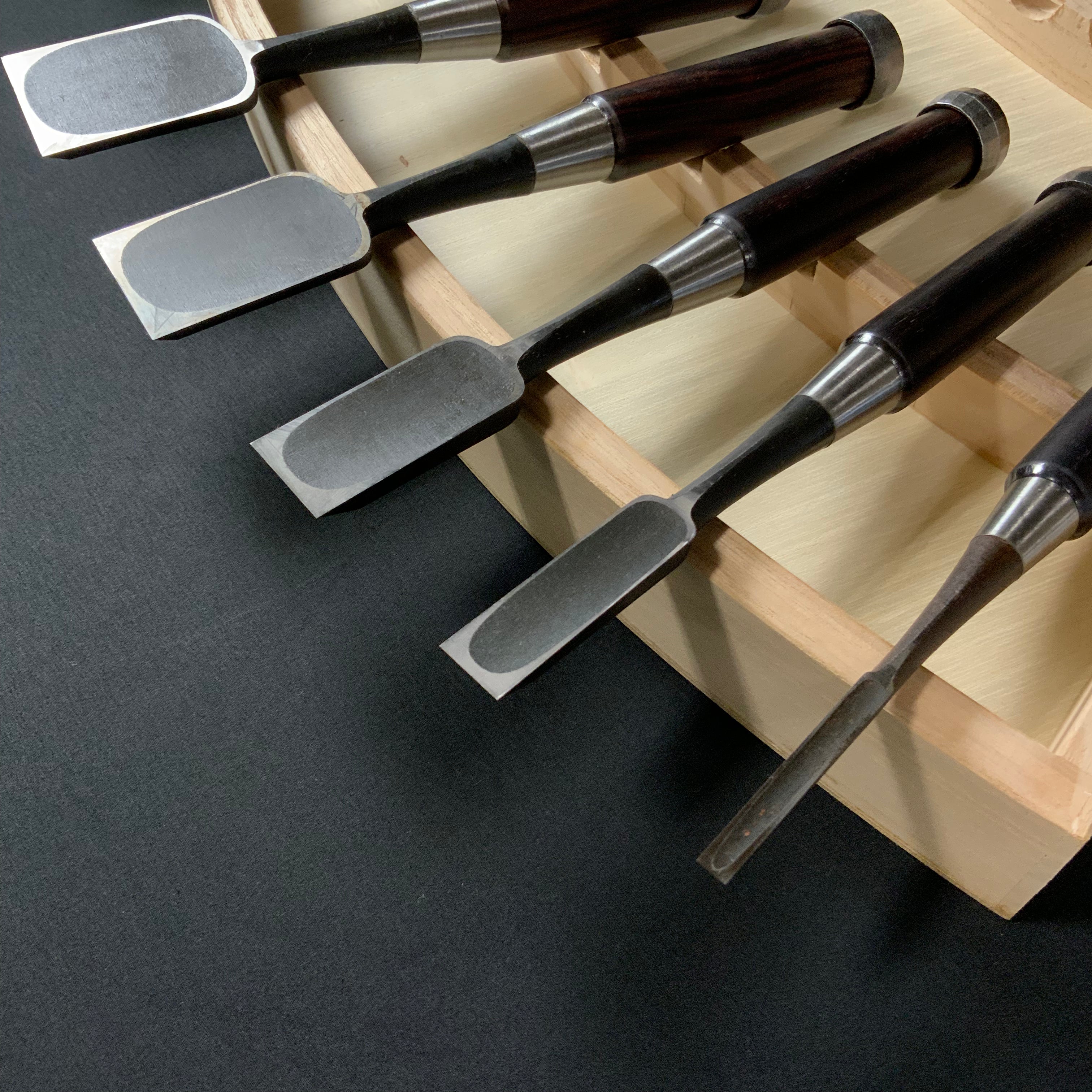 Old stock Tsuki Ichihiro Bench chisels set    掘出し物 月 市弘 山崎勇作 追入組鑿  Oirenomi