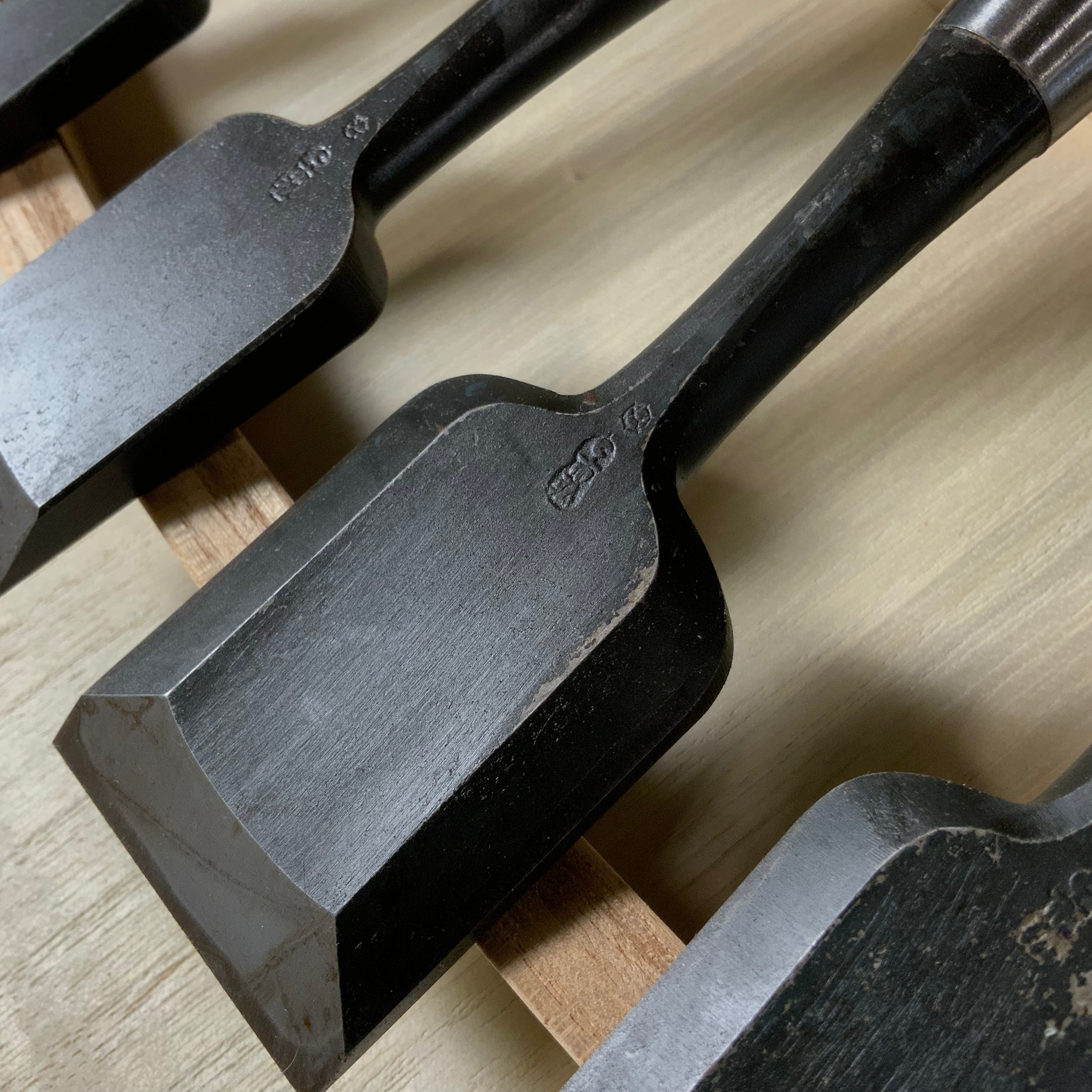 Old stock Tsuki Ichihiro Bench chisels set    掘出し物 月 市弘 山崎勇作 追入組鑿  Oirenomi
