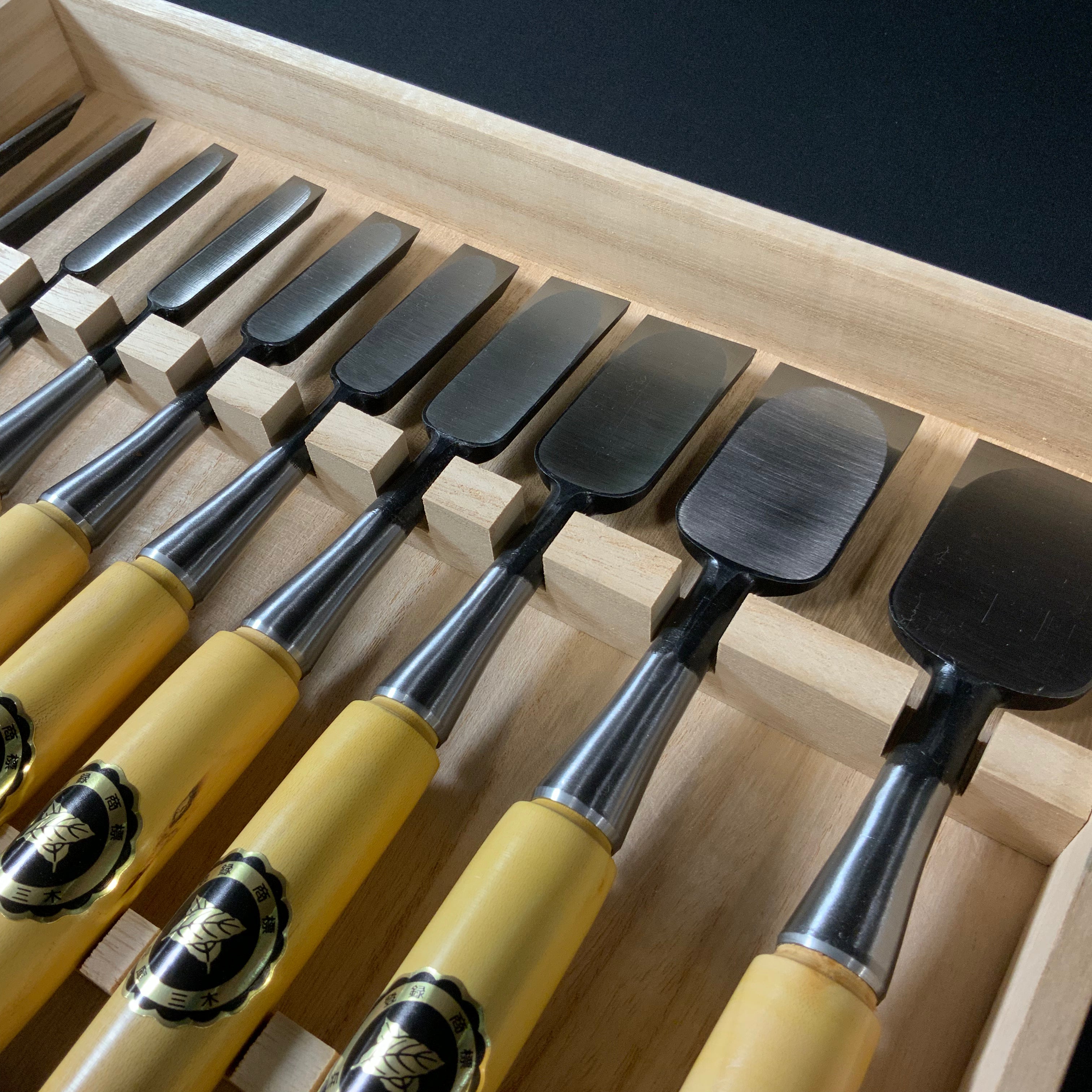 #5 Ouchi Bench chisels set Gumi Handle by Ouchi 4th generation  宗家大内 追入組鑿 グミ柄 桐箱付 四代目大内俊明作
