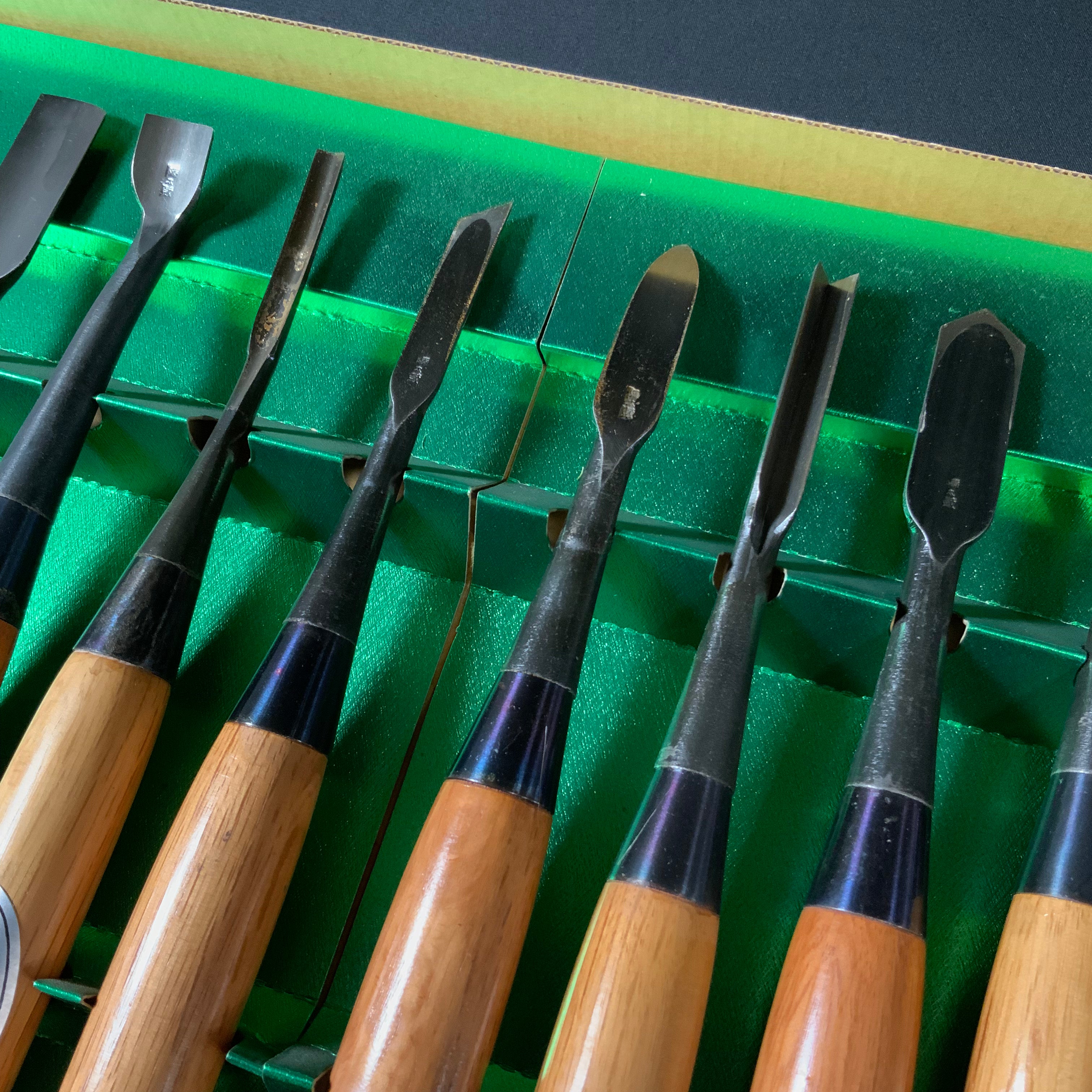 掘出し物  陣太鼓 本職用 木彫鑿 12本組  Old stock Jindaiko Wood Carving Chisels Set of 12pc㍶