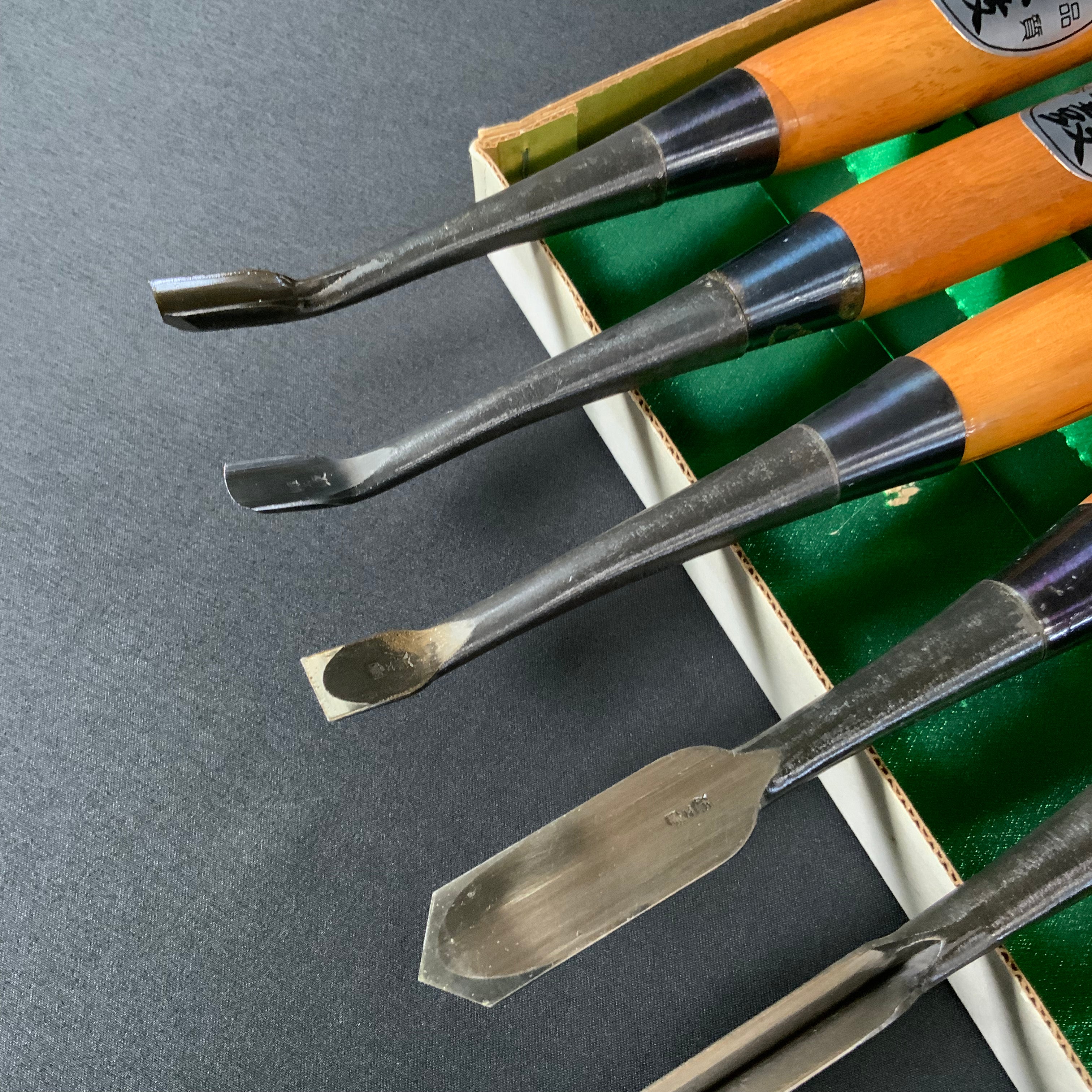 掘出し物  陣太鼓 本職用 木彫鑿 12本組  Old stock Jindaiko Wood Carving Chisels Set of 12pc㍶