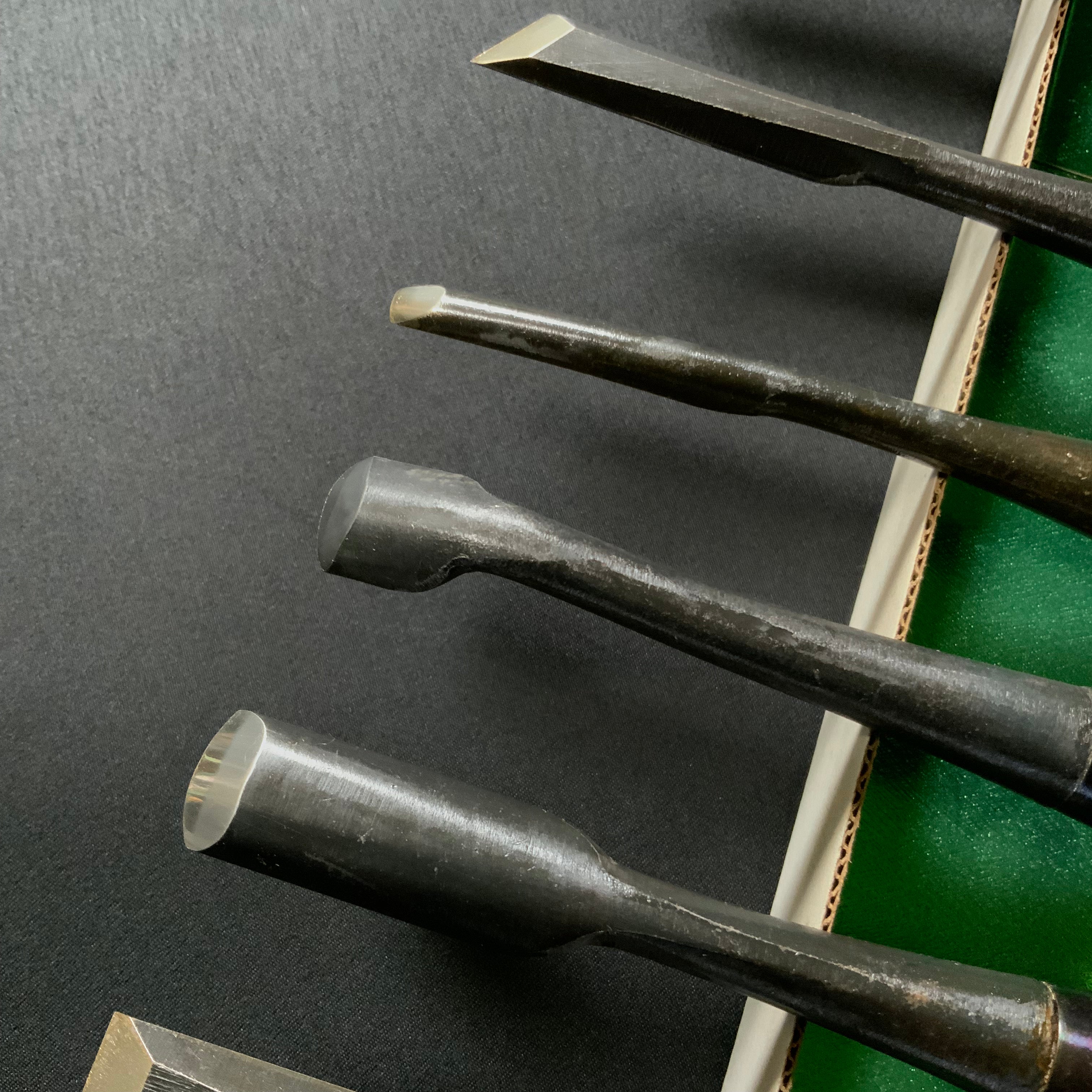 掘出し物  陣太鼓 本職用 木彫鑿 12本組  Old stock Jindaiko Wood Carving Chisels Set of 12pc㍶