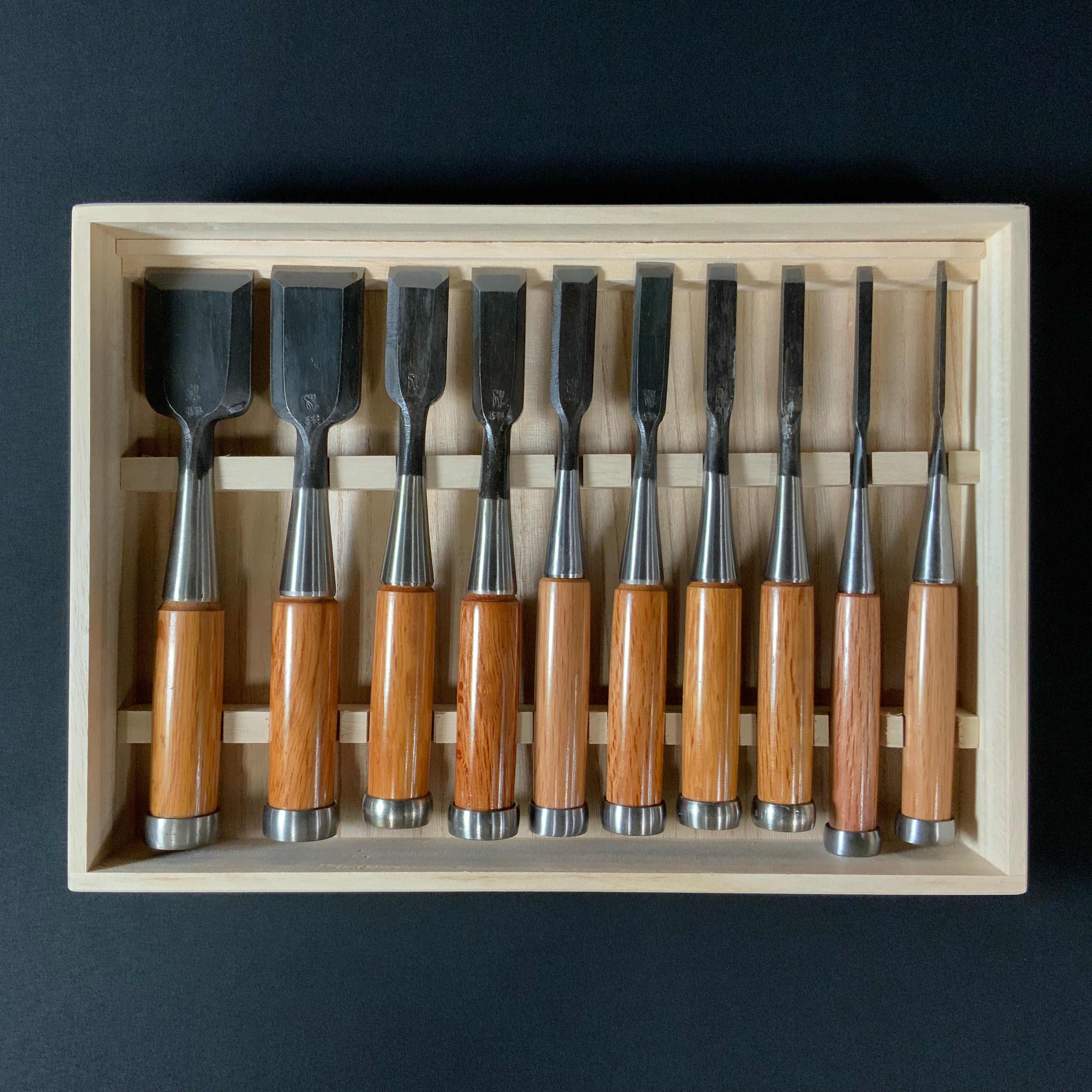 掘出し物  狐 追入組鑿 赤樫柄 磯野信夫作    Old stock Kitsune Bench chisels set by Isono Nobuo (Oirenomi)