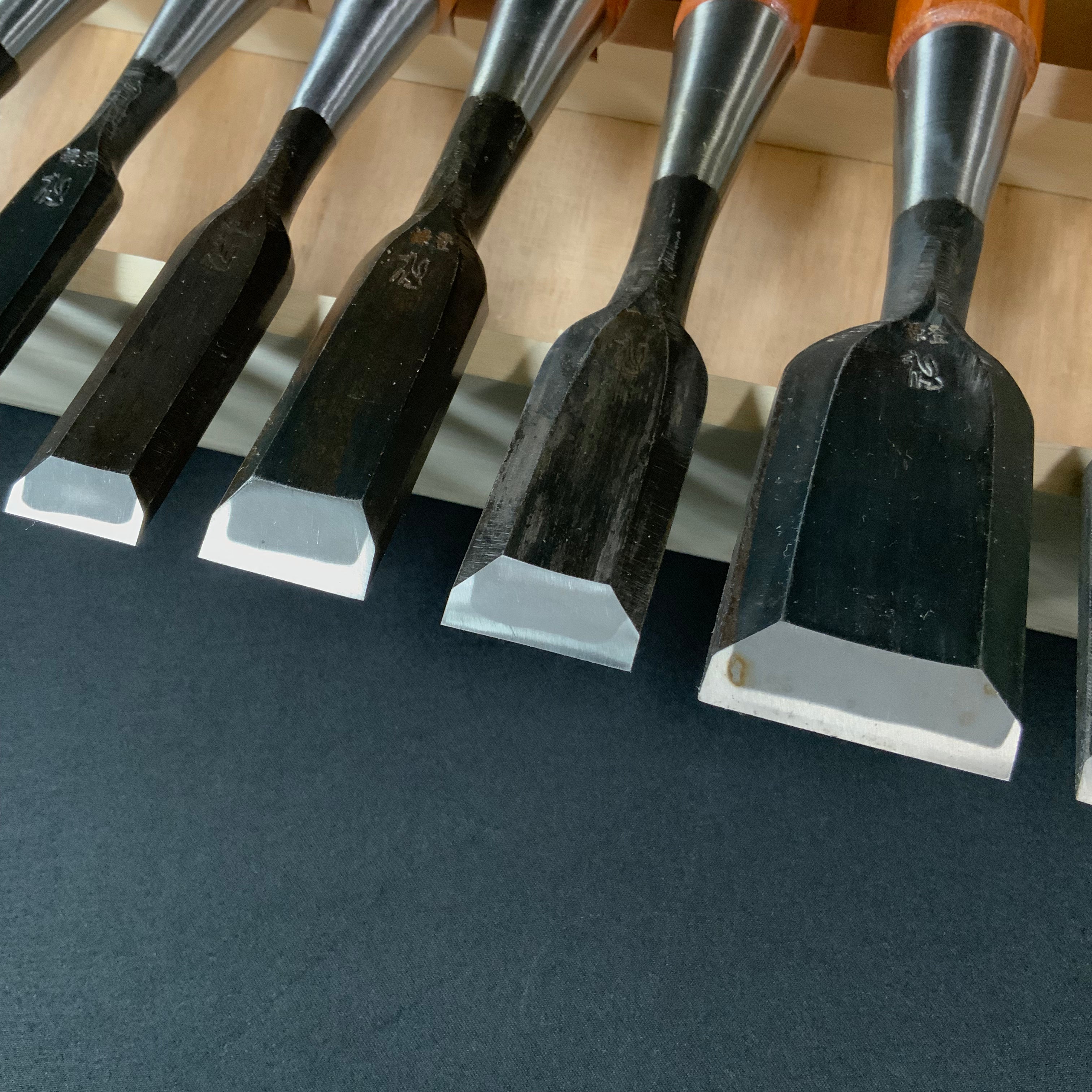 掘出し物  狐 追入組鑿 赤樫柄 磯野信夫作    Old stock Kitsune Bench chisels set by Isono Nobuo (Oirenomi)