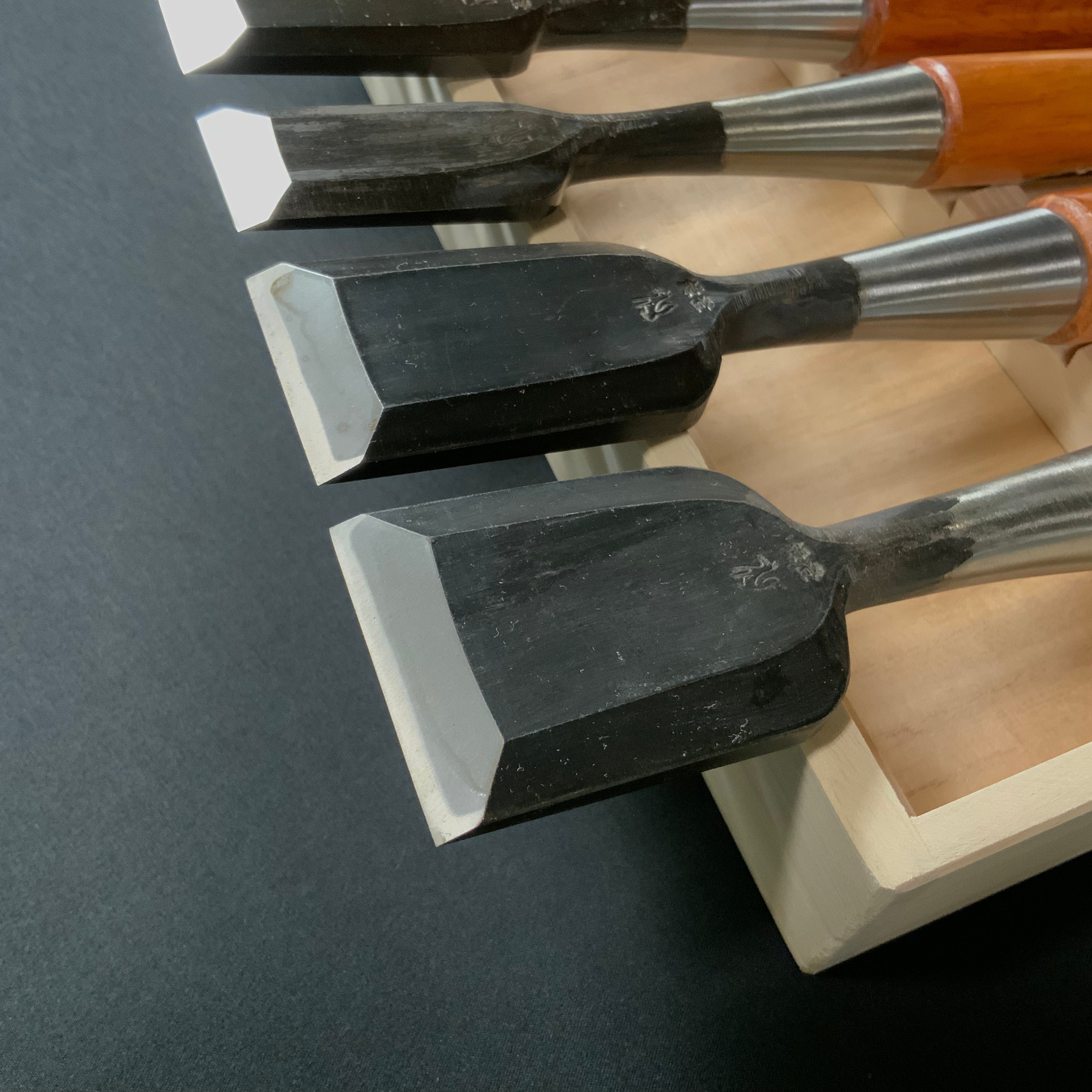掘出し物  狐 追入組鑿 赤樫柄 磯野信夫作    Old stock Kitsune Bench chisels set by Isono Nobuo (Oirenomi)