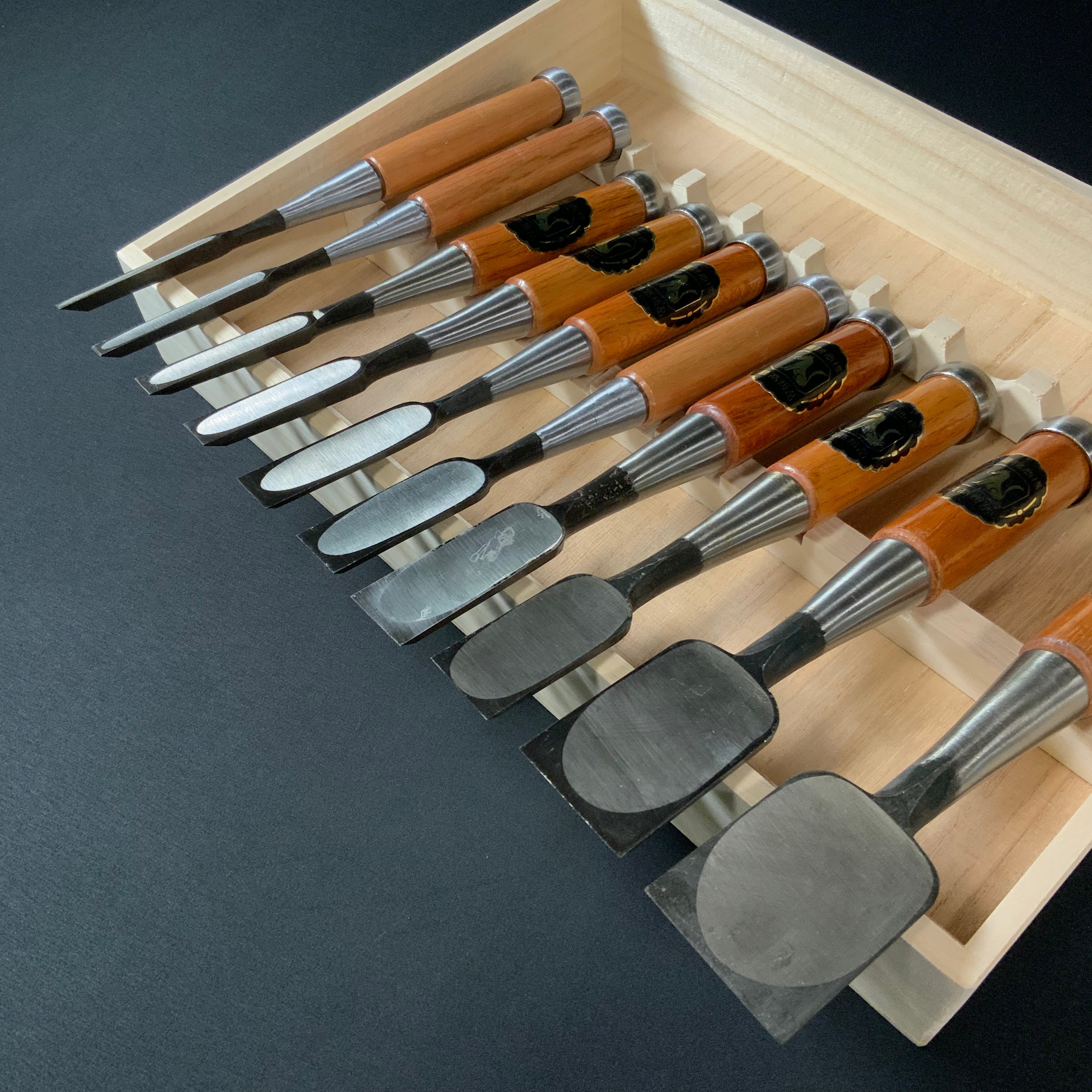 掘出し物  狐 追入組鑿 赤樫柄 磯野信夫作    Old stock Kitsune Bench chisels set by Isono Nobuo (Oirenomi)