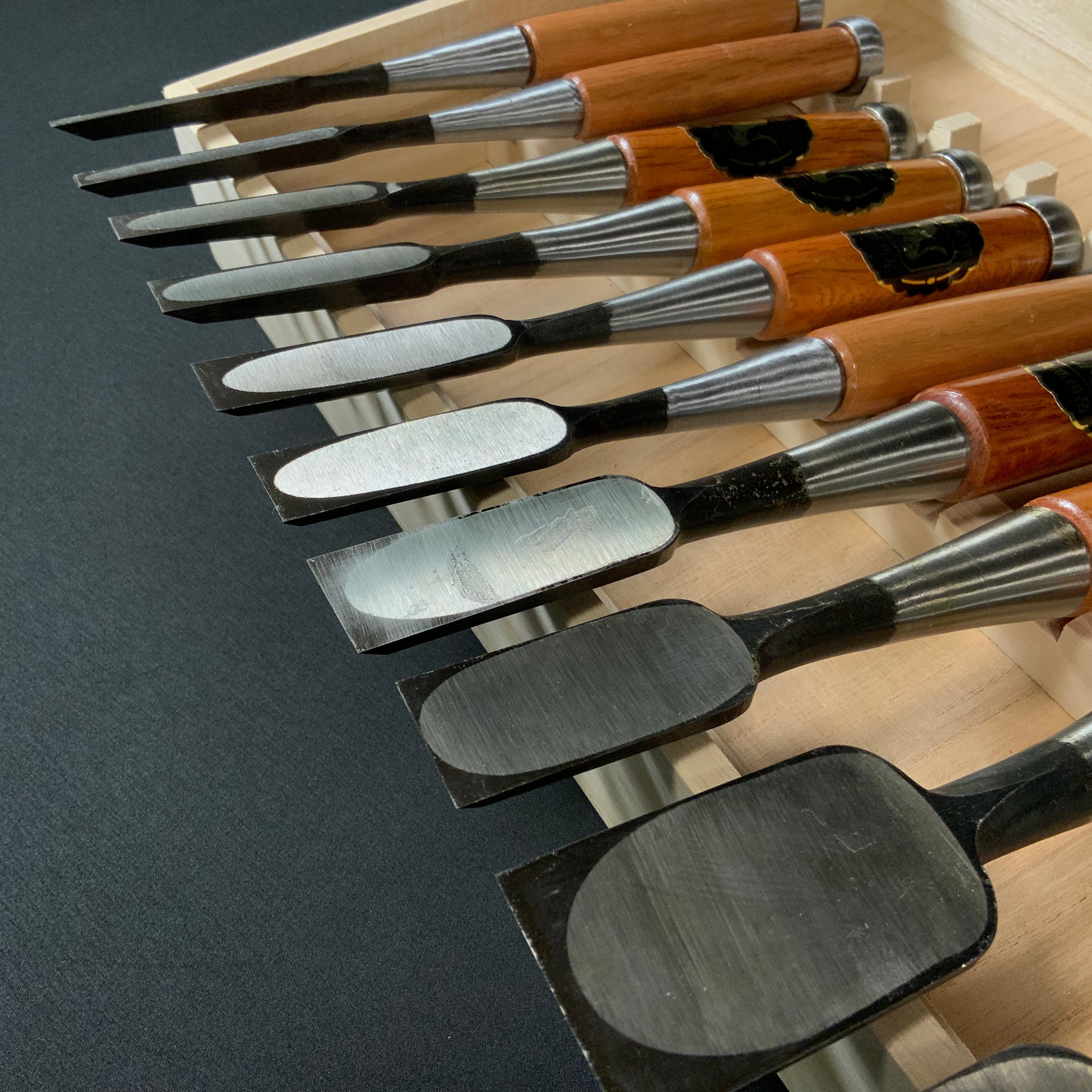 掘出し物  狐 追入組鑿 赤樫柄 磯野信夫作    Old stock Kitsune Bench chisels set by Isono Nobuo (Oirenomi)