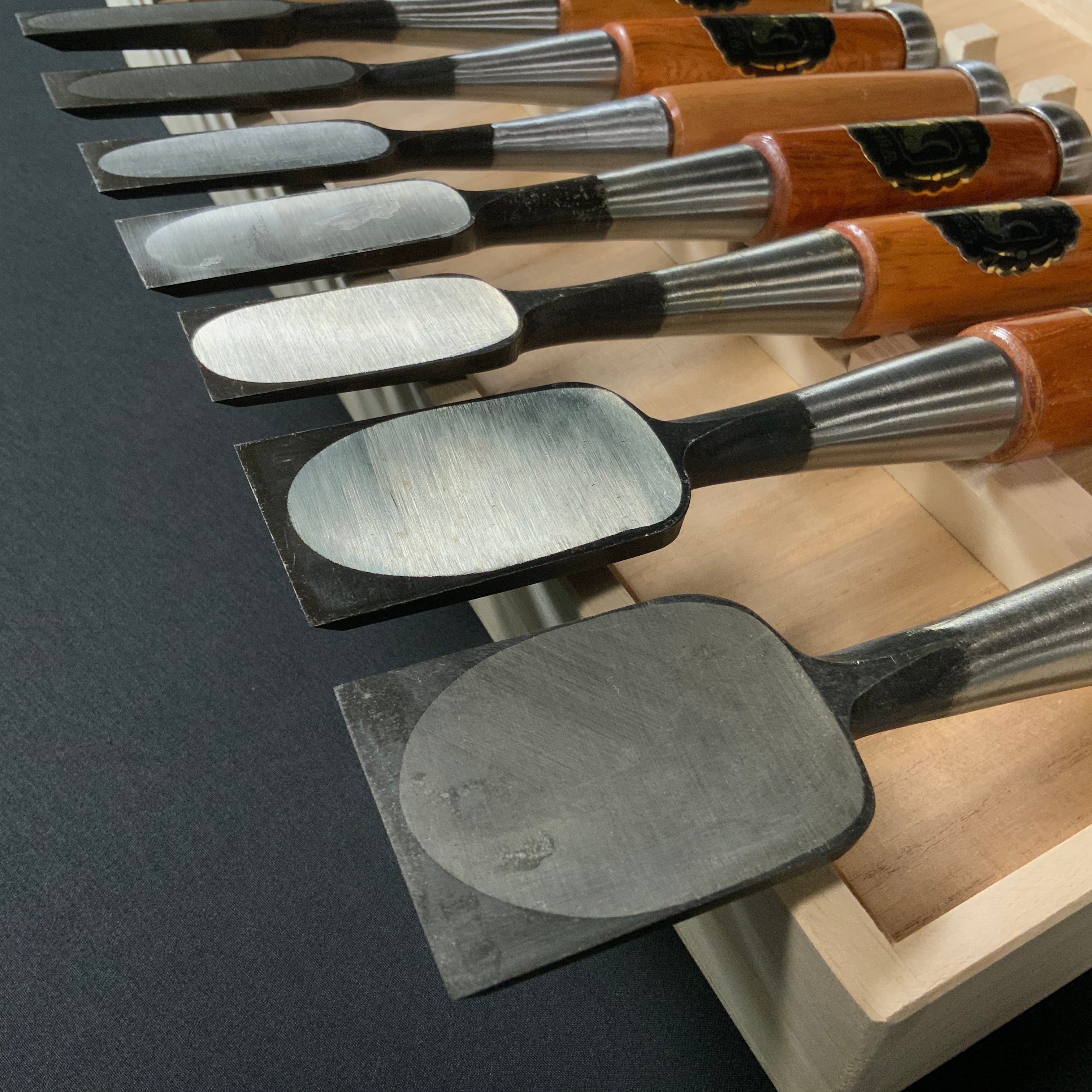 掘出し物  狐 追入組鑿 赤樫柄 磯野信夫作    Old stock Kitsune Bench chisels set by Isono Nobuo (Oirenomi)