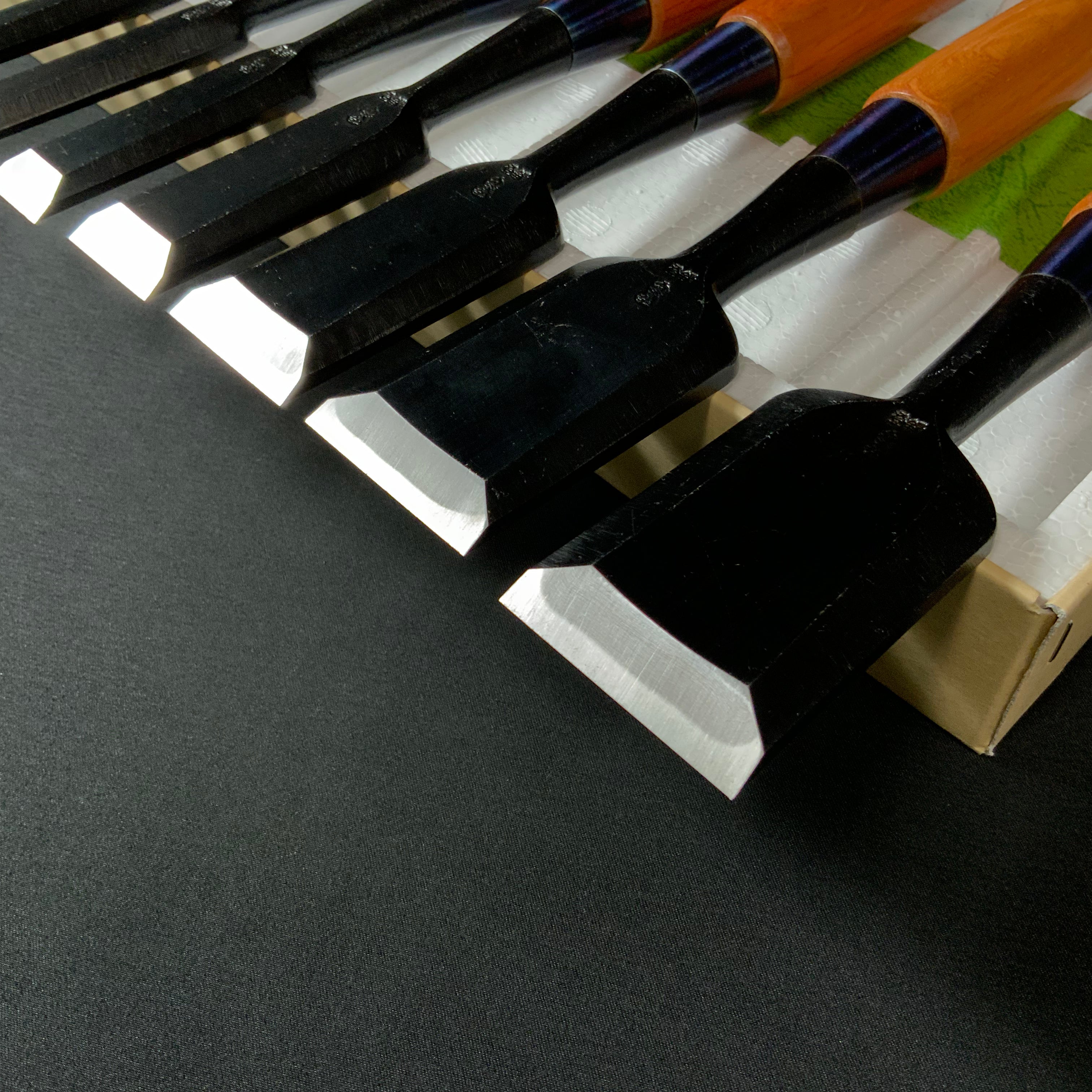 かず弘  追入10本組鑿     Kazuhiro Bench chisels set by Endou Kazuo (Oiirenomi)