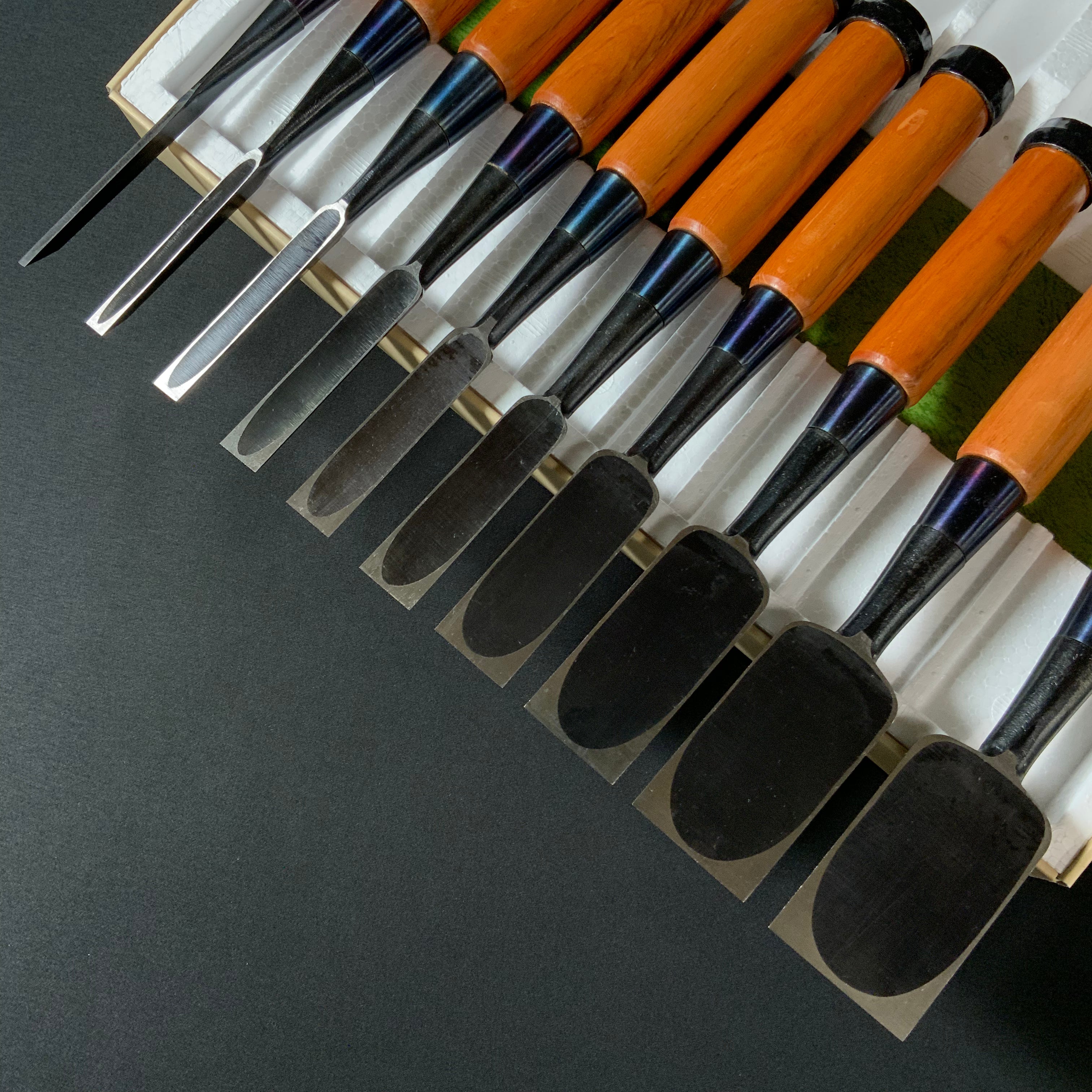 かず弘  追入10本組鑿     Kazuhiro Bench chisels set by Endou Kazuo (Oiirenomi)