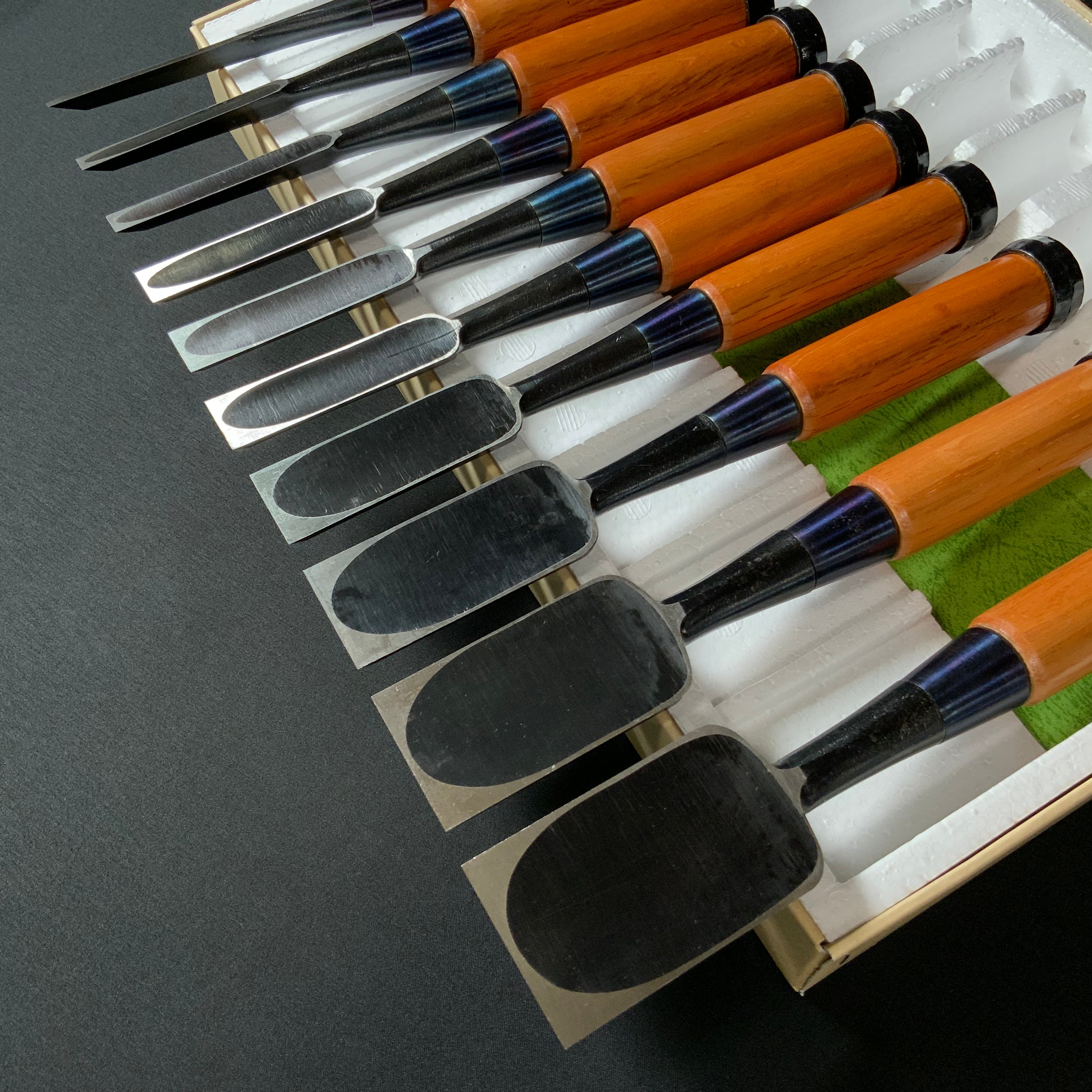かず弘  追入10本組鑿     Kazuhiro Bench chisels set by Endou Kazuo (Oiirenomi)