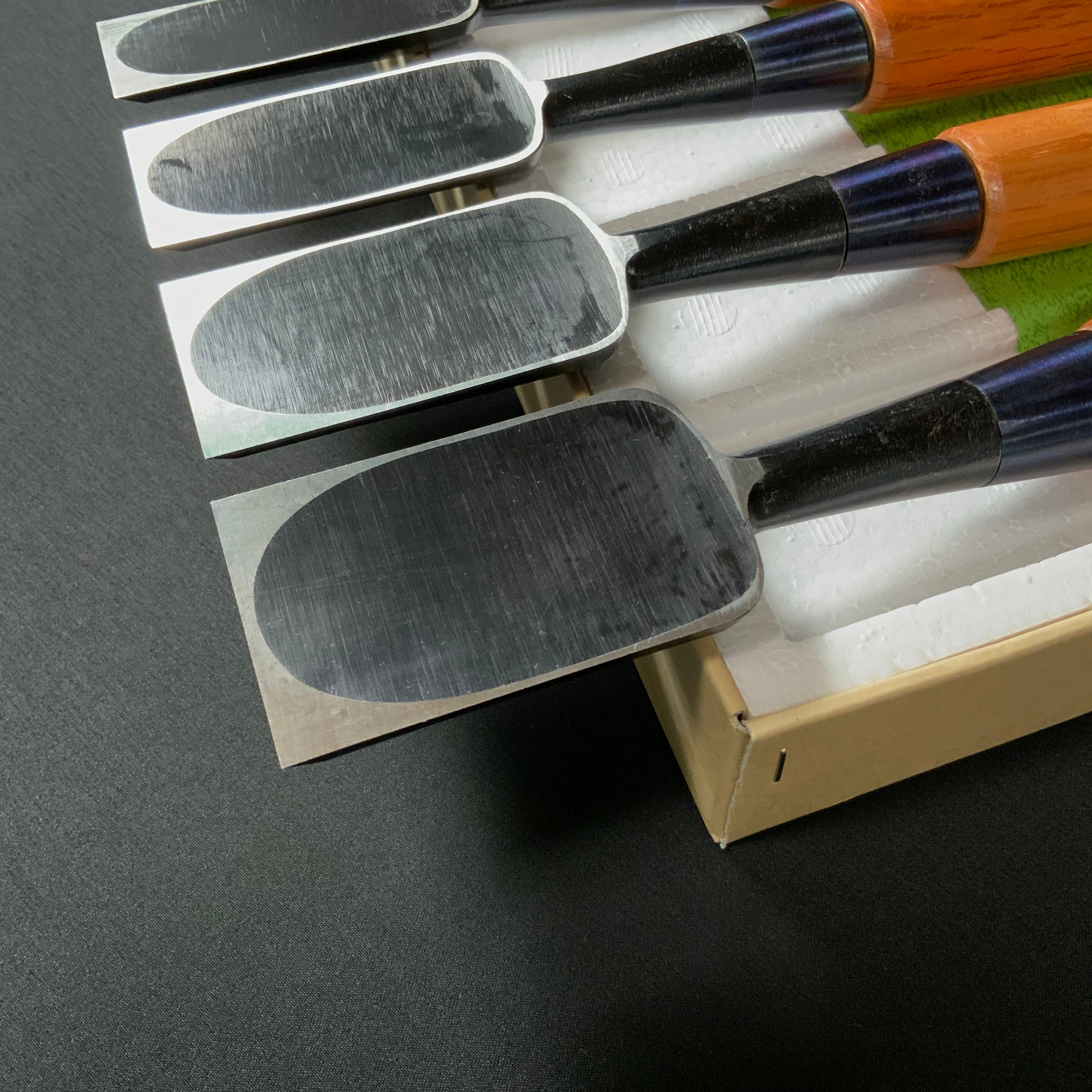 かず弘  追入10本組鑿     Kazuhiro Bench chisels set by Endou Kazuo (Oiirenomi)