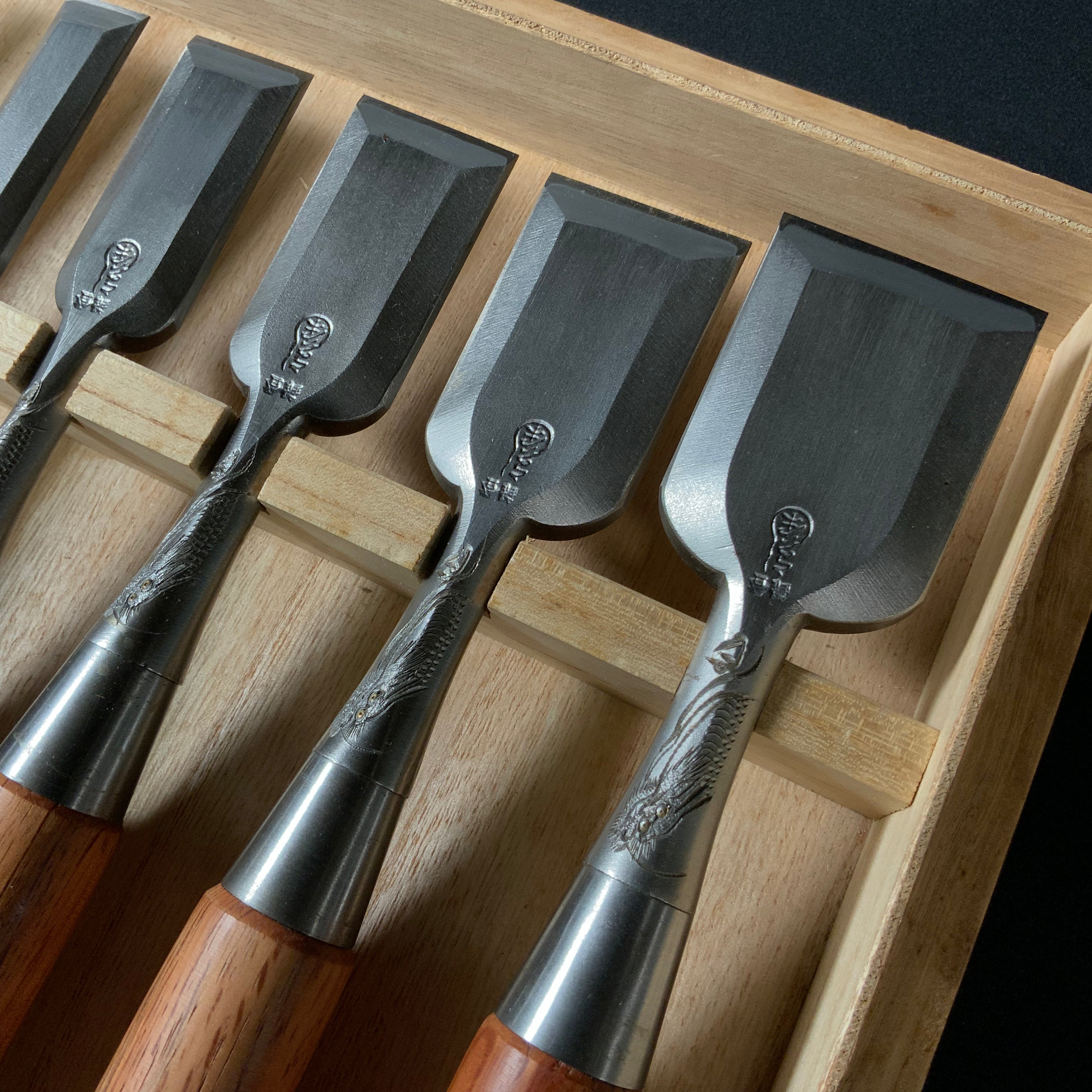 掘出し物 三代目よし栄 追入10本組鑿 龍彫入   Vintage Yoshiei (3rd Generation) Bench chisels set with Dragon engraving    Oirenomi