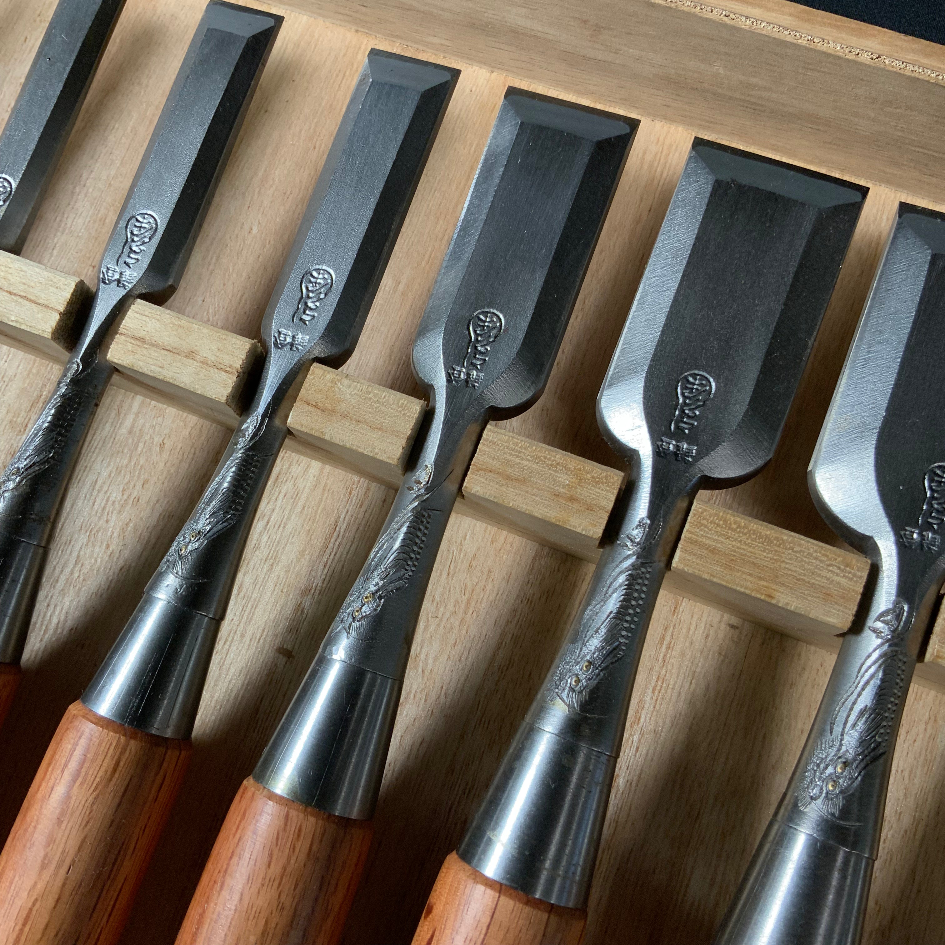 掘出し物 三代目よし栄 追入10本組鑿 龍彫入   Vintage Yoshiei (3rd Generation) Bench chisels set with Dragon engraving    Oirenomi