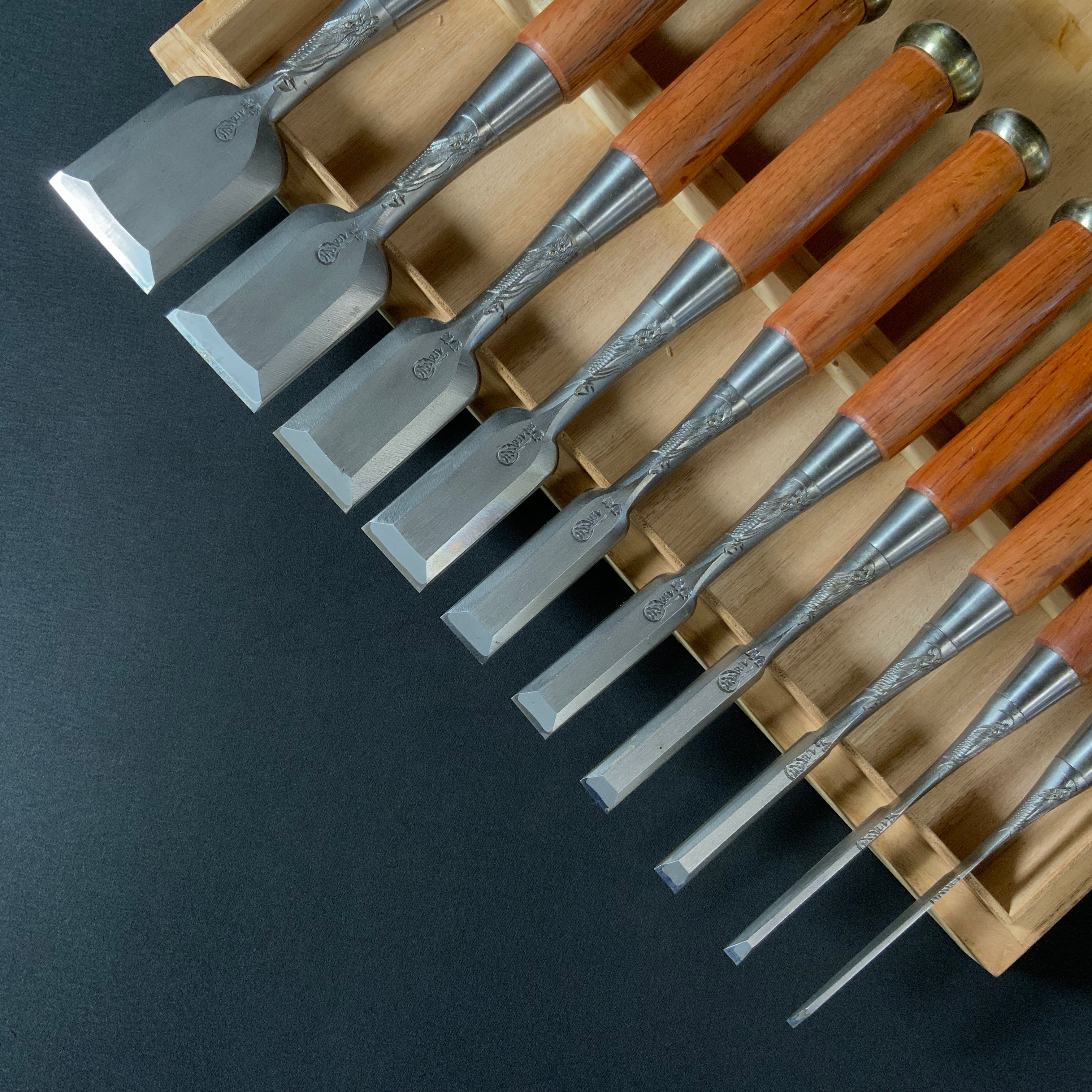 掘出し物 三代目よし栄 追入10本組鑿 龍彫入   Vintage Yoshiei (3rd Generation) Bench chisels set with Dragon engraving    Oirenomi