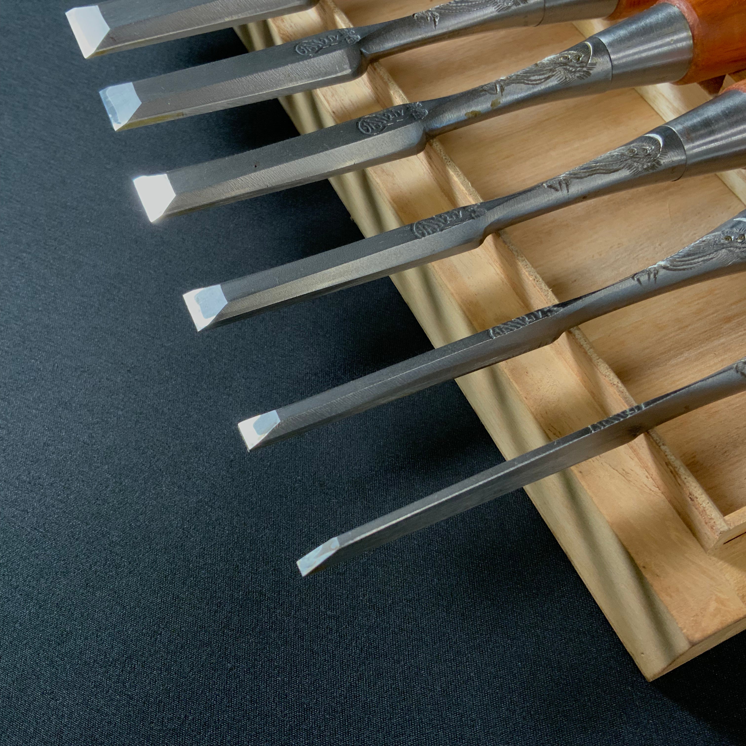 掘出し物 三代目よし栄 追入10本組鑿 龍彫入   Vintage Yoshiei (3rd Generation) Bench chisels set with Dragon engraving    Oirenomi