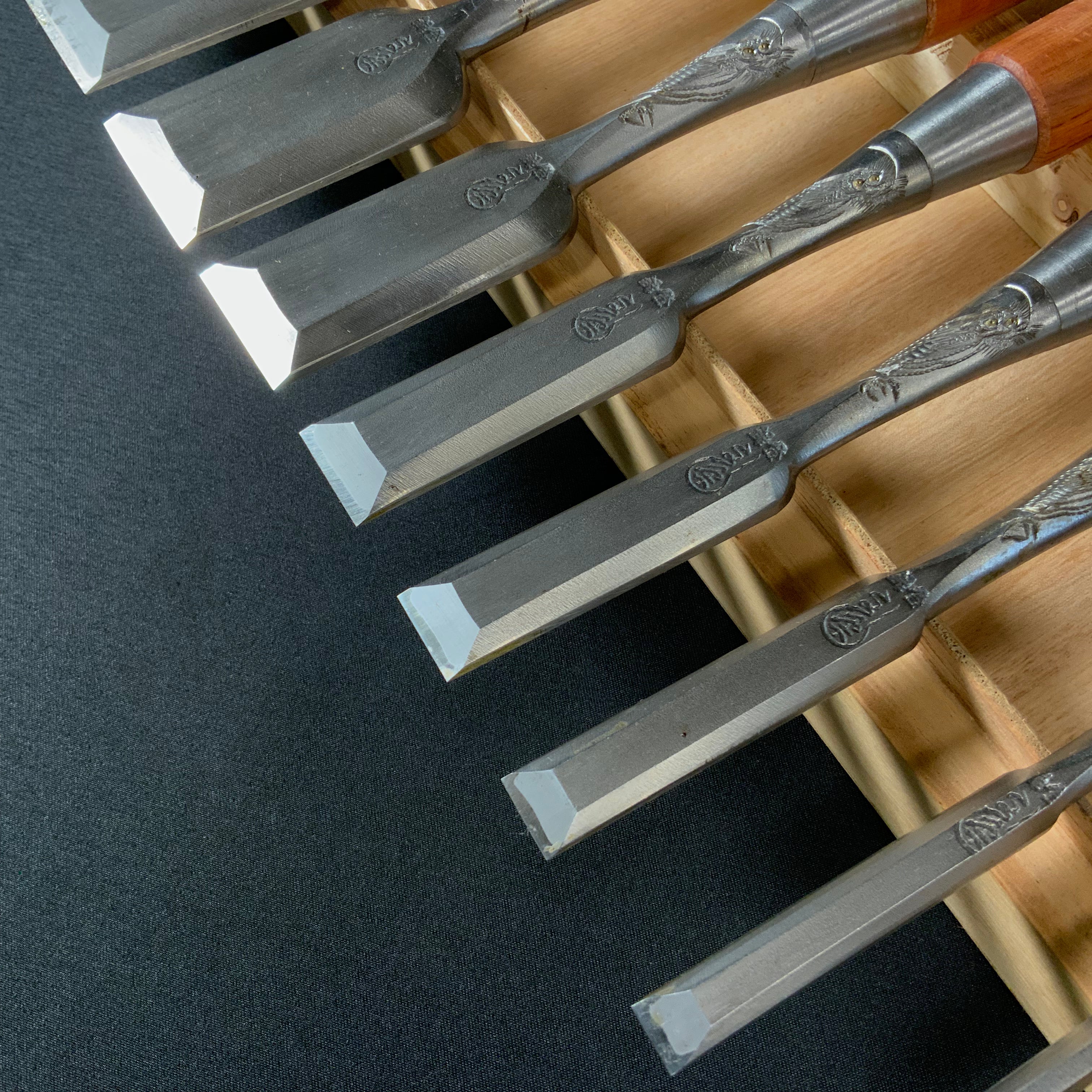 掘出し物 三代目よし栄 追入10本組鑿 龍彫入   Vintage Yoshiei (3rd Generation) Bench chisels set with Dragon engraving    Oirenomi