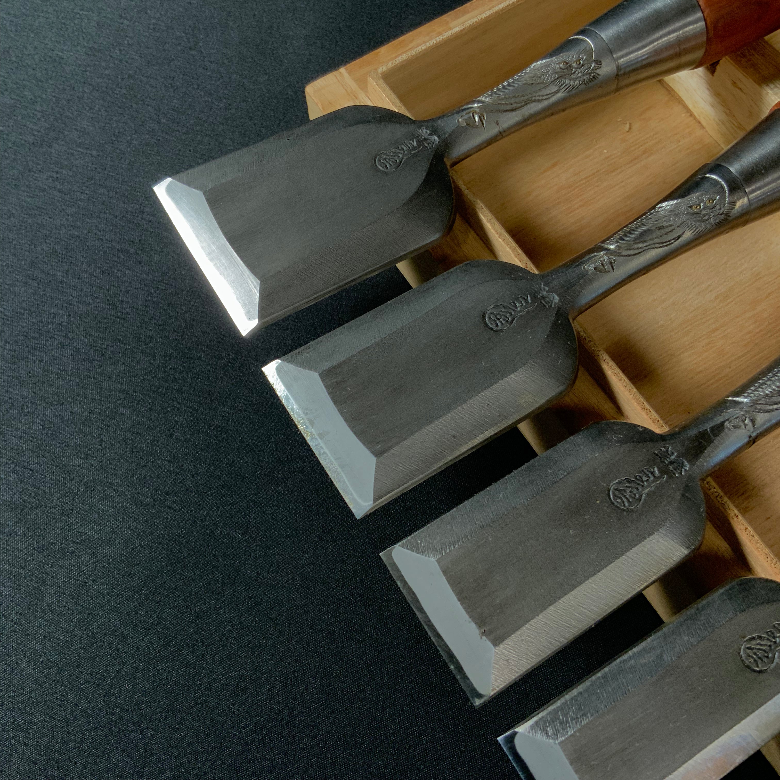 掘出し物 三代目よし栄 追入10本組鑿 龍彫入   Vintage Yoshiei (3rd Generation) Bench chisels set with Dragon engraving    Oirenomi