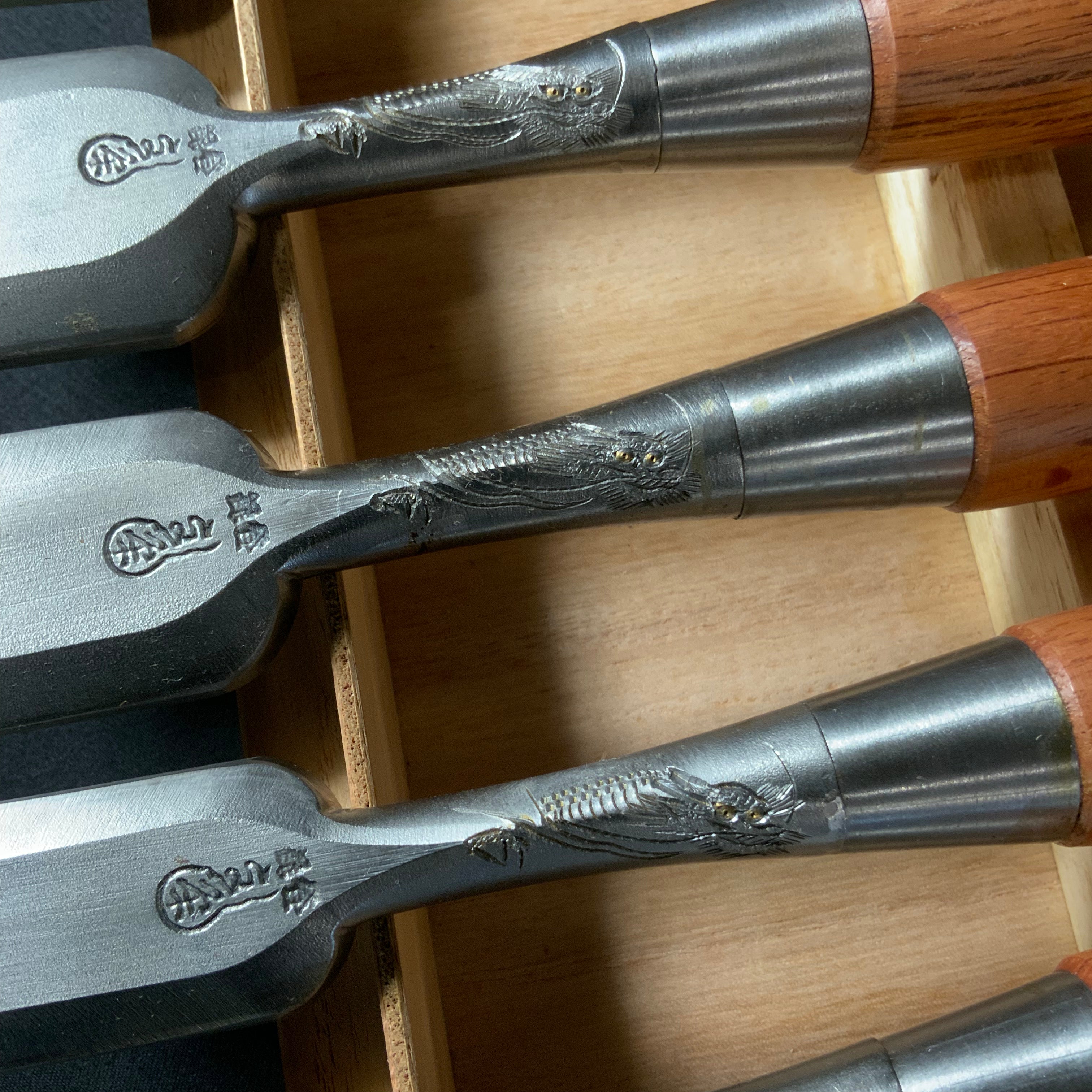 掘出し物 三代目よし栄 追入10本組鑿 龍彫入   Vintage Yoshiei (3rd Generation) Bench chisels set with Dragon engraving    Oirenomi