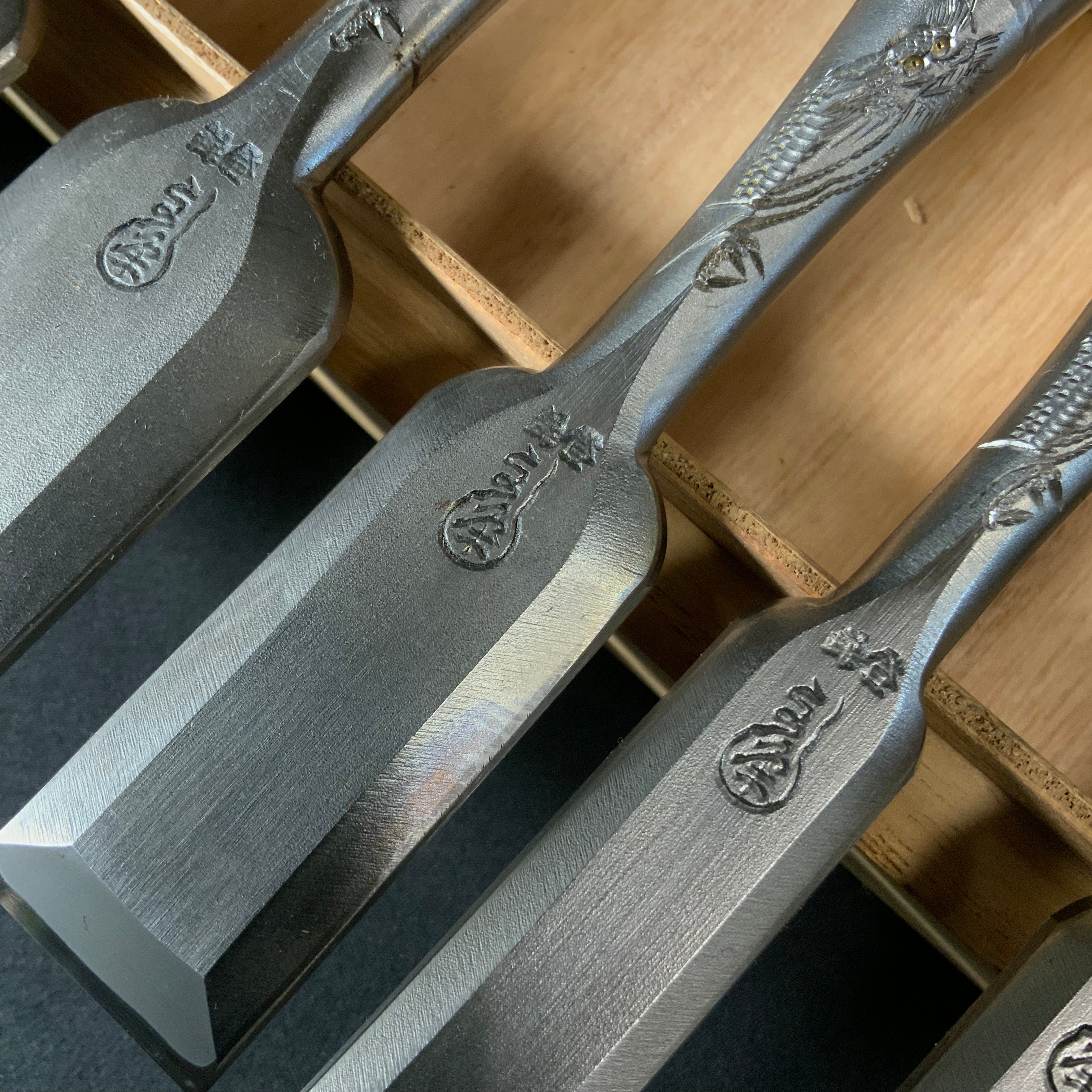 掘出し物 三代目よし栄 追入10本組鑿 龍彫入   Vintage Yoshiei (3rd Generation) Bench chisels set with Dragon engraving    Oirenomi
