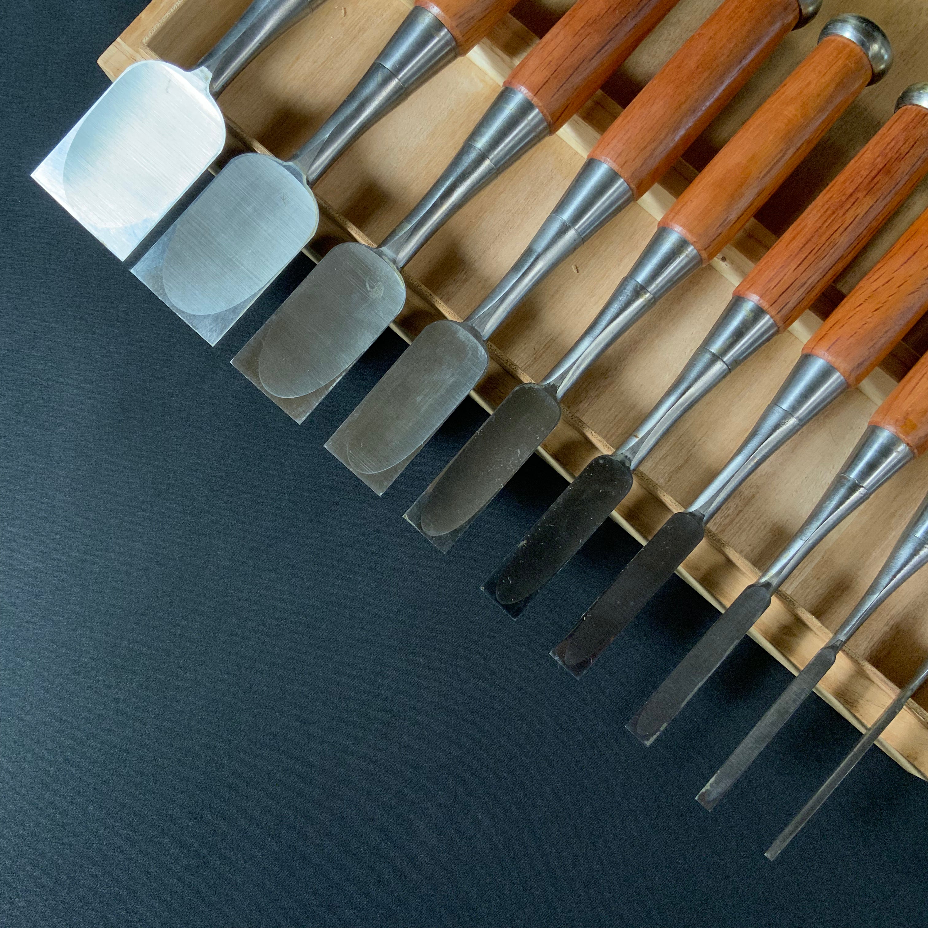 掘出し物 三代目よし栄 追入10本組鑿 龍彫入   Vintage Yoshiei (3rd Generation) Bench chisels set with Dragon engraving    Oirenomi