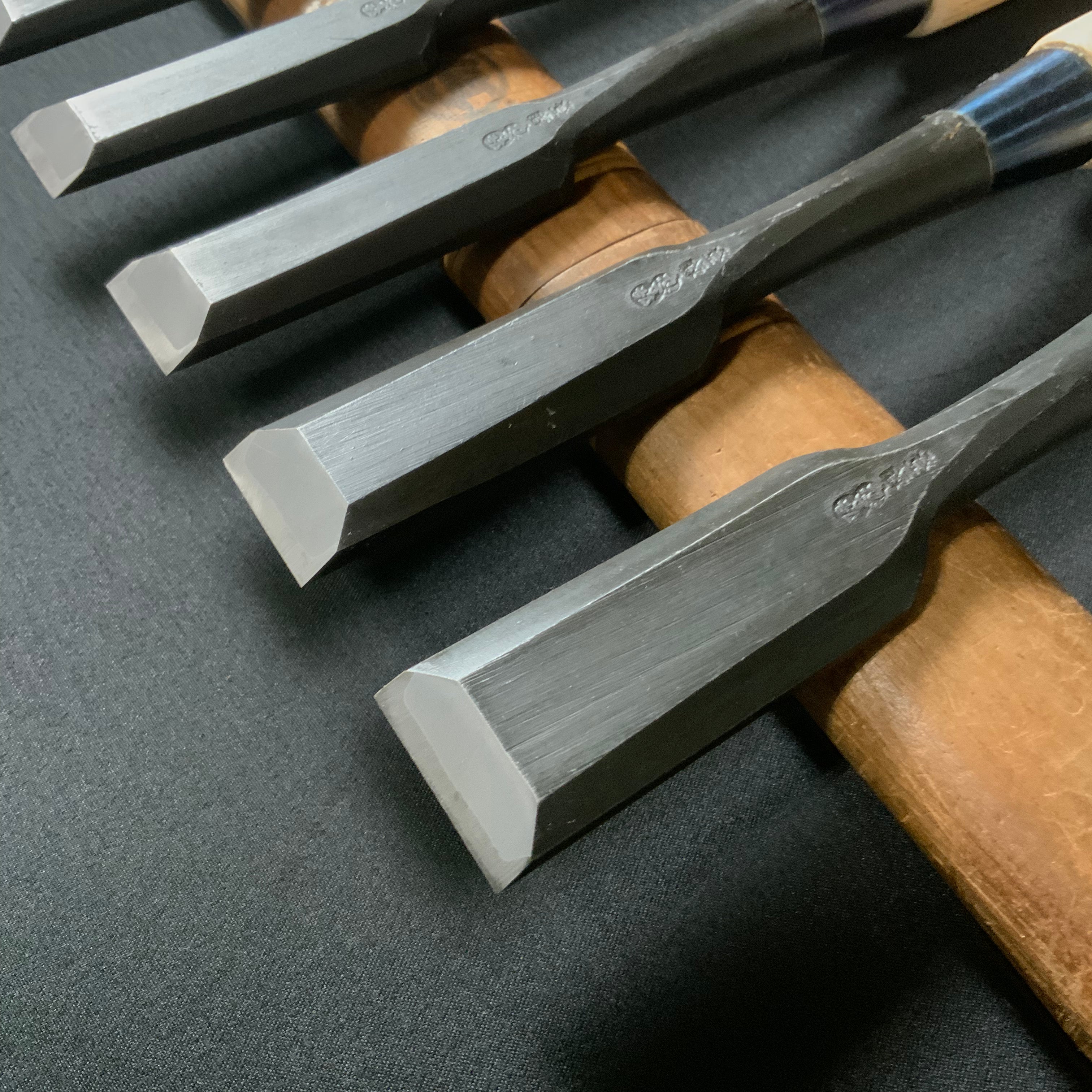 かず弘  三つ裏追入鑿 遠藤一雄作     Kazuhiro  Bench chisels by Endou Kazuo