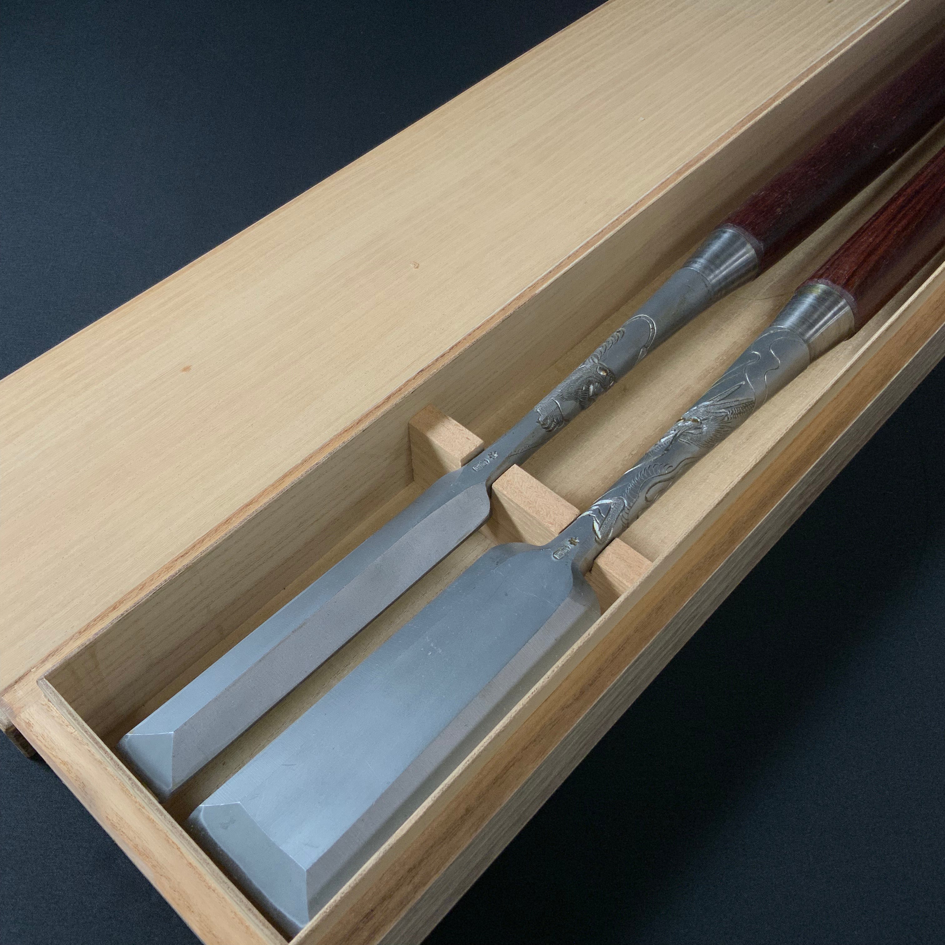 Old stock Hon-Nobukuni Slick Chisels set with Dragon and Tiger Carving 掘出し物 本信國 龍虎彫 本突き組鑿 48,24mm Ootsuki-nomi, Hontsuki-Nomi