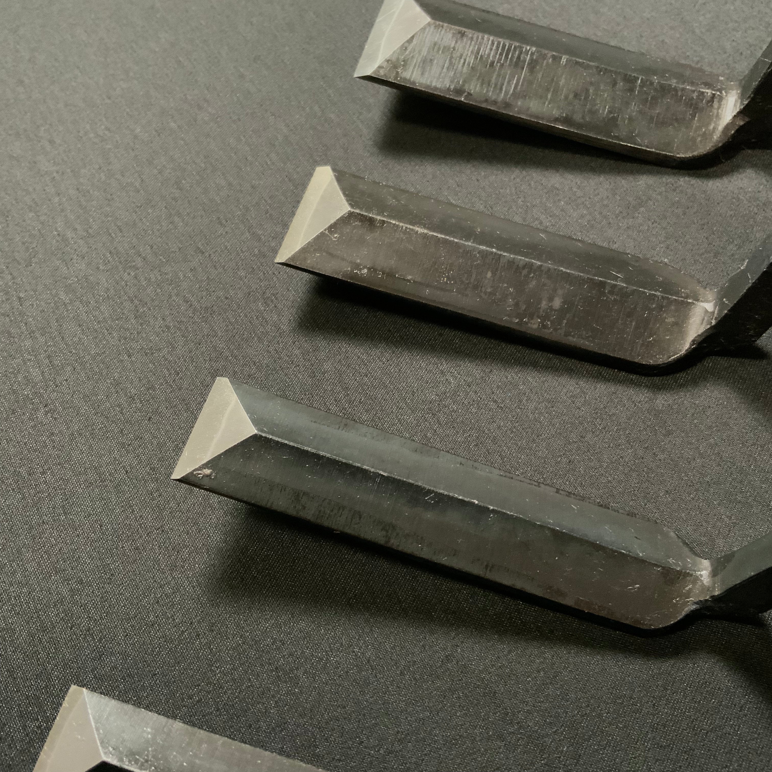 大内 四代目大内俊明作 鏝鑿 鎬型 赤樫柄   Ouchi Trowel chisel (Kote nomi) Dovetail type Red Oak Handle