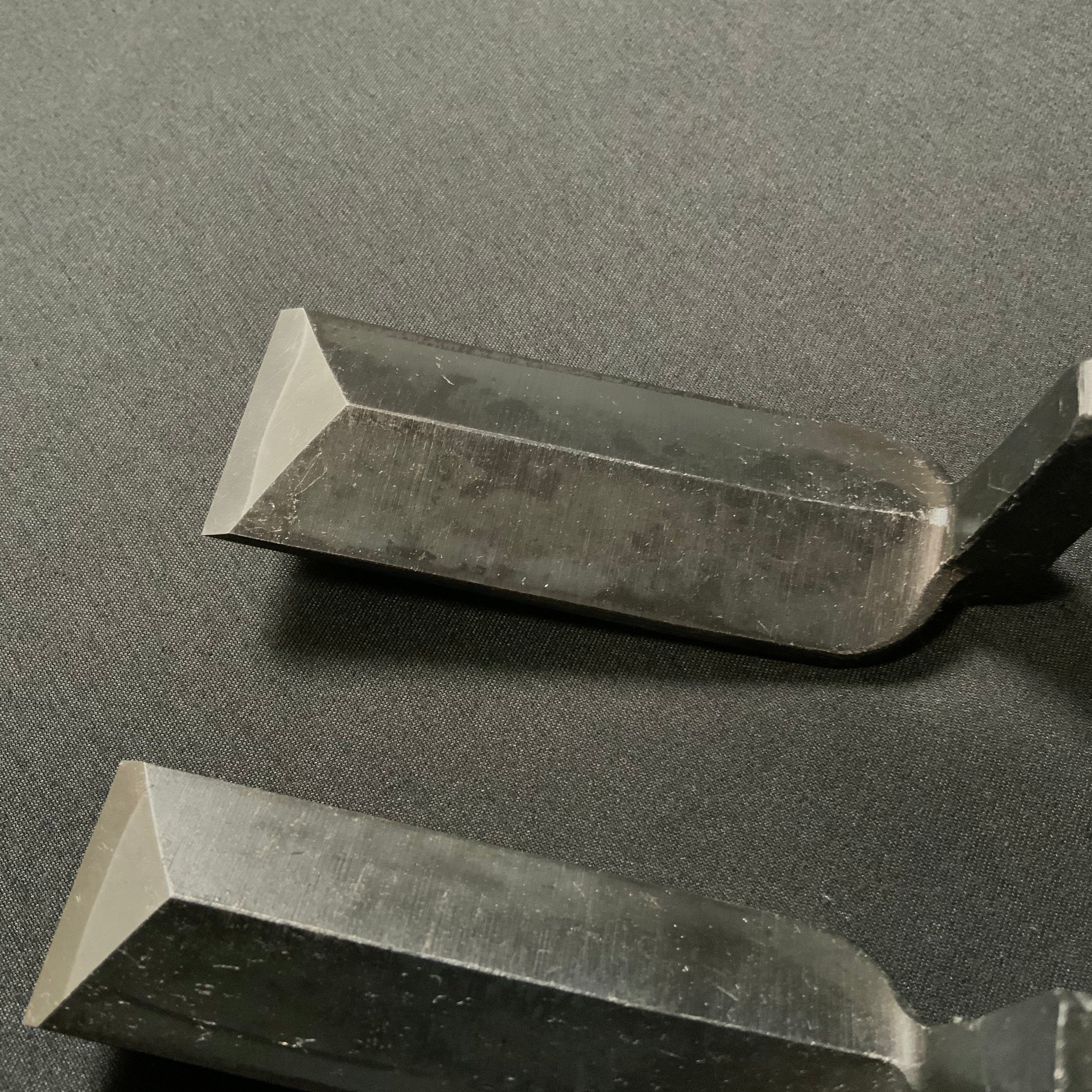 大内 四代目大内俊明作 鏝鑿 鎬型 赤樫柄   Ouchi Trowel chisel (Kote nomi) Dovetail type Red Oak Handle