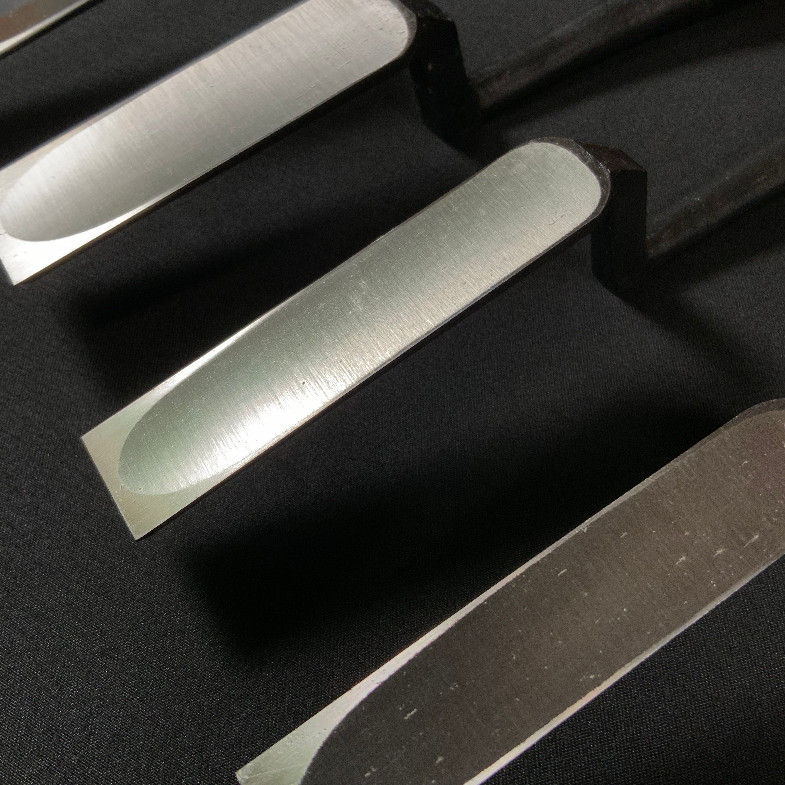 大内 四代目大内俊明作 鏝鑿 鎬型 赤樫柄   Ouchi Trowel chisel (Kote nomi) Dovetail type Red Oak Handle