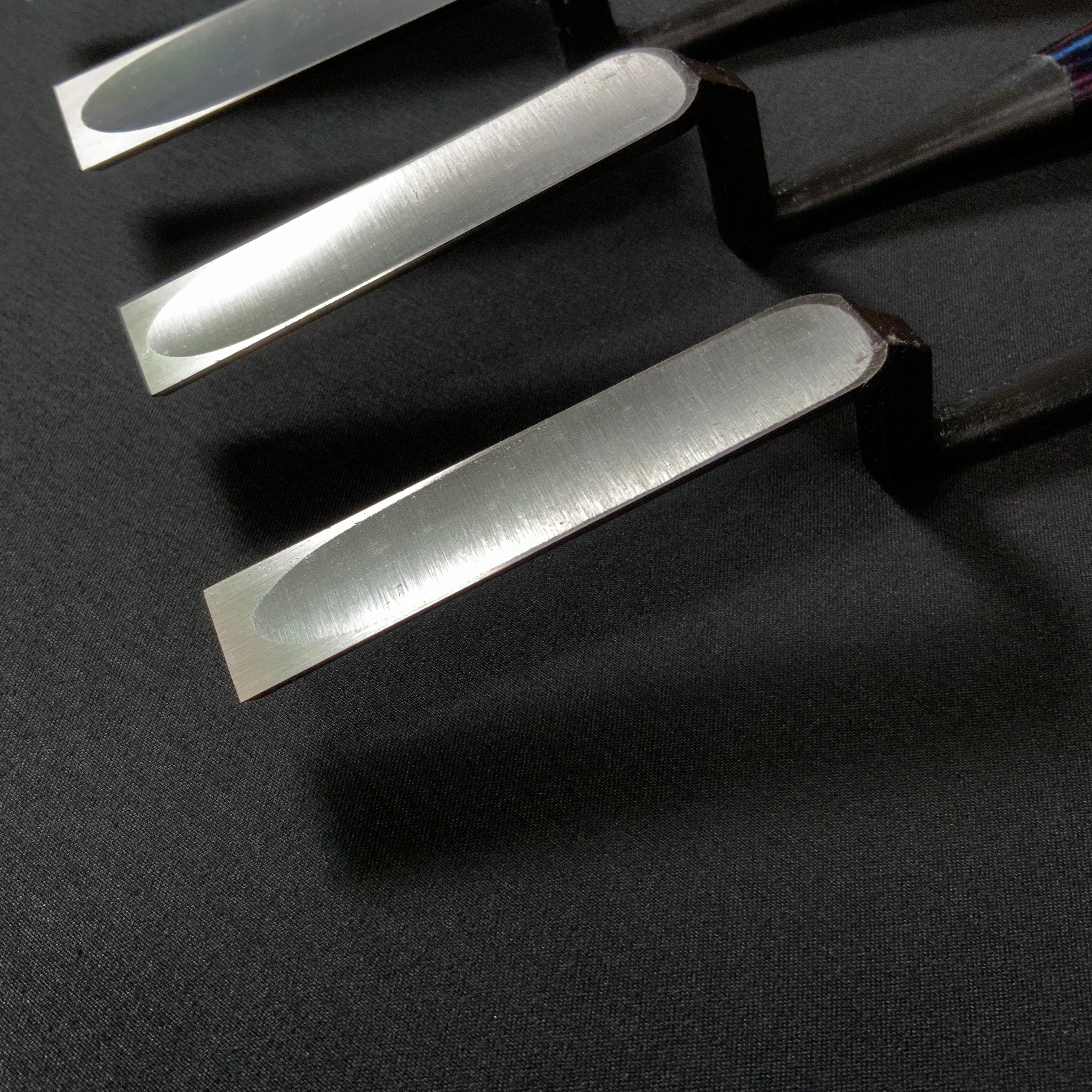 大内 四代目大内俊明作 鏝鑿 鎬型 赤樫柄   Ouchi Trowel chisel (Kote nomi) Dovetail type Red Oak Handle