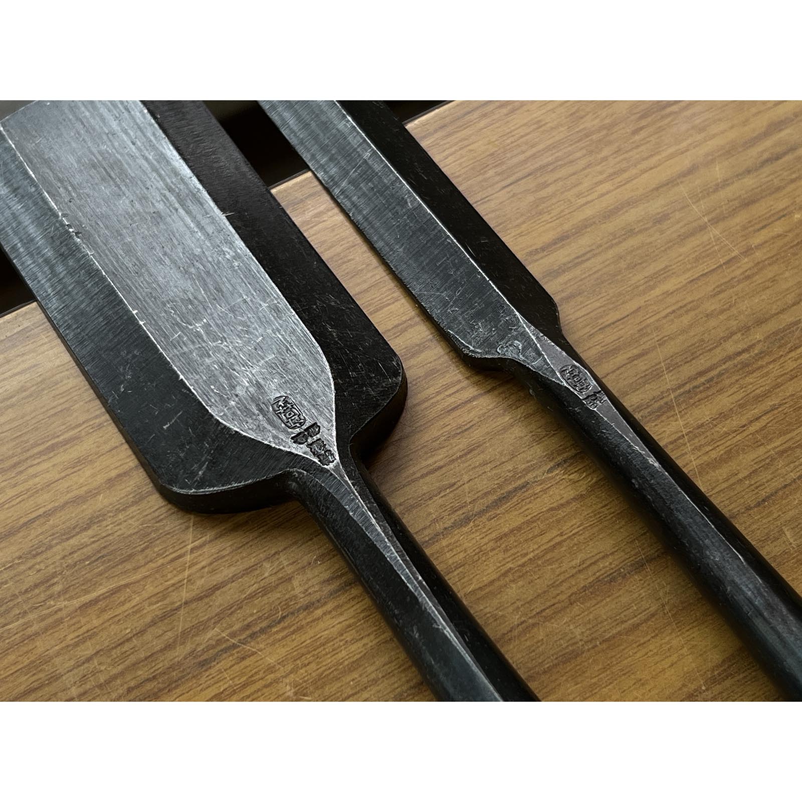 Old stock Takashiba Slick Chisels set (Ootsuki-nomi, Hontsuki-Nomi)  掘出し物 高芝  本突き組鑿  54,24mm