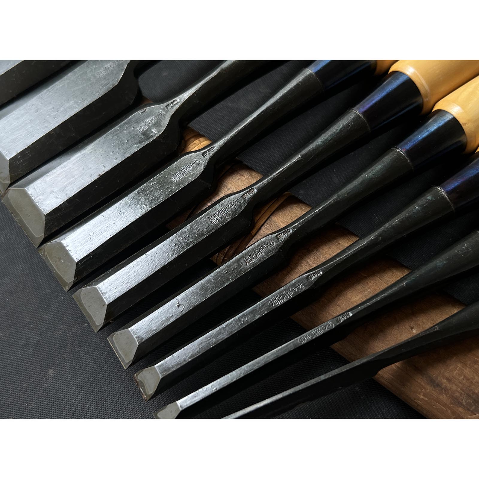 Old stock Yoshitaka Bench chisels set with Boxwood handle 掘出し物 義隆 追入組鑿 黄楊柄  Orenomi