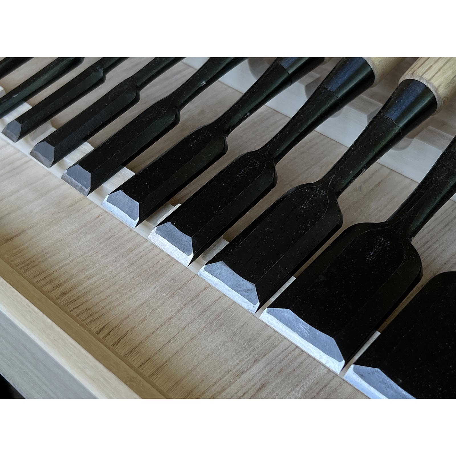 Kikuhiromaru Bench chisels set with White steel (Oirenomi)  菊弘丸 追入鑿15本組
