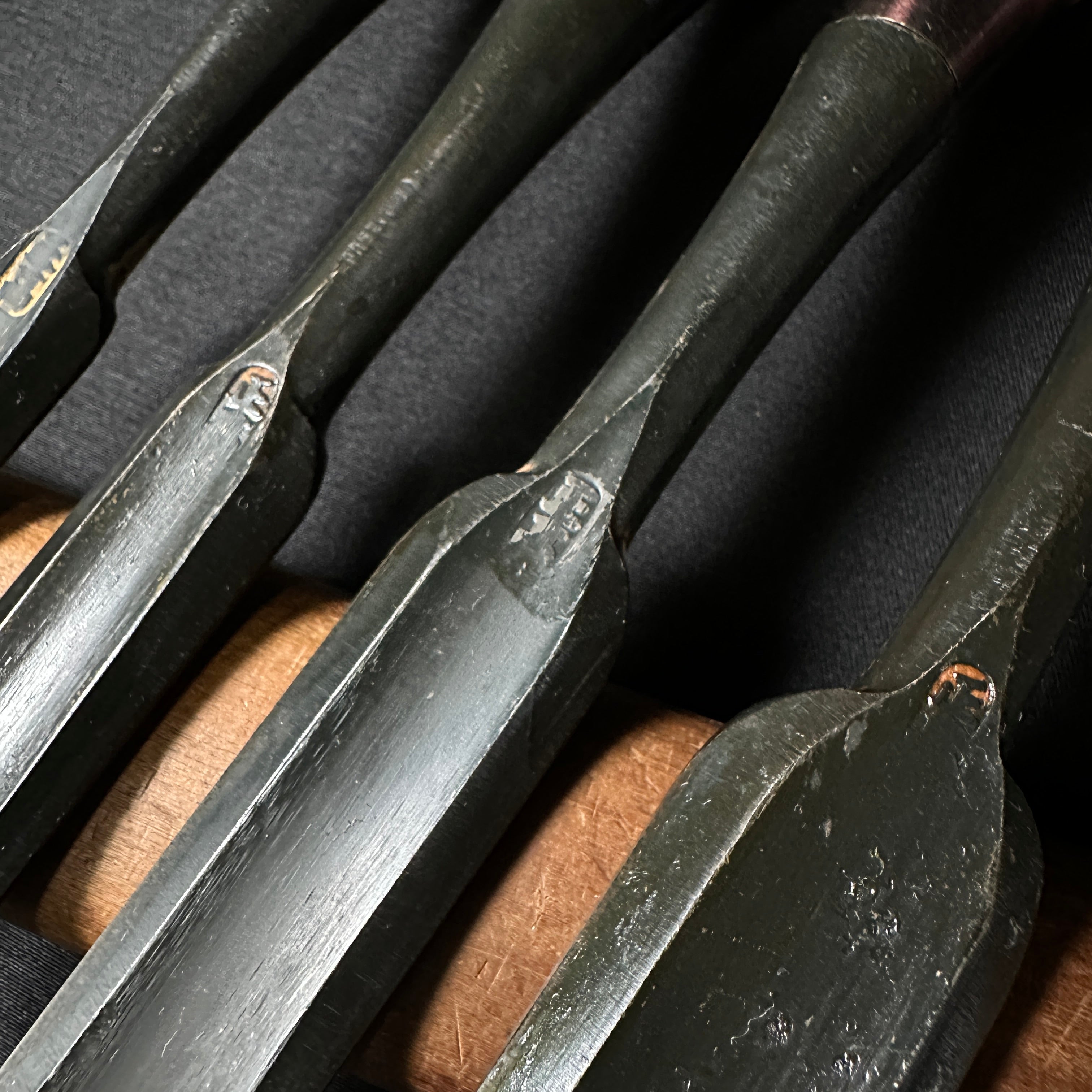 掘出し物 正高 外丸鑿 赤樫柄   Old stock Masataka Outer round chisels with white steel  (Sotomaru)