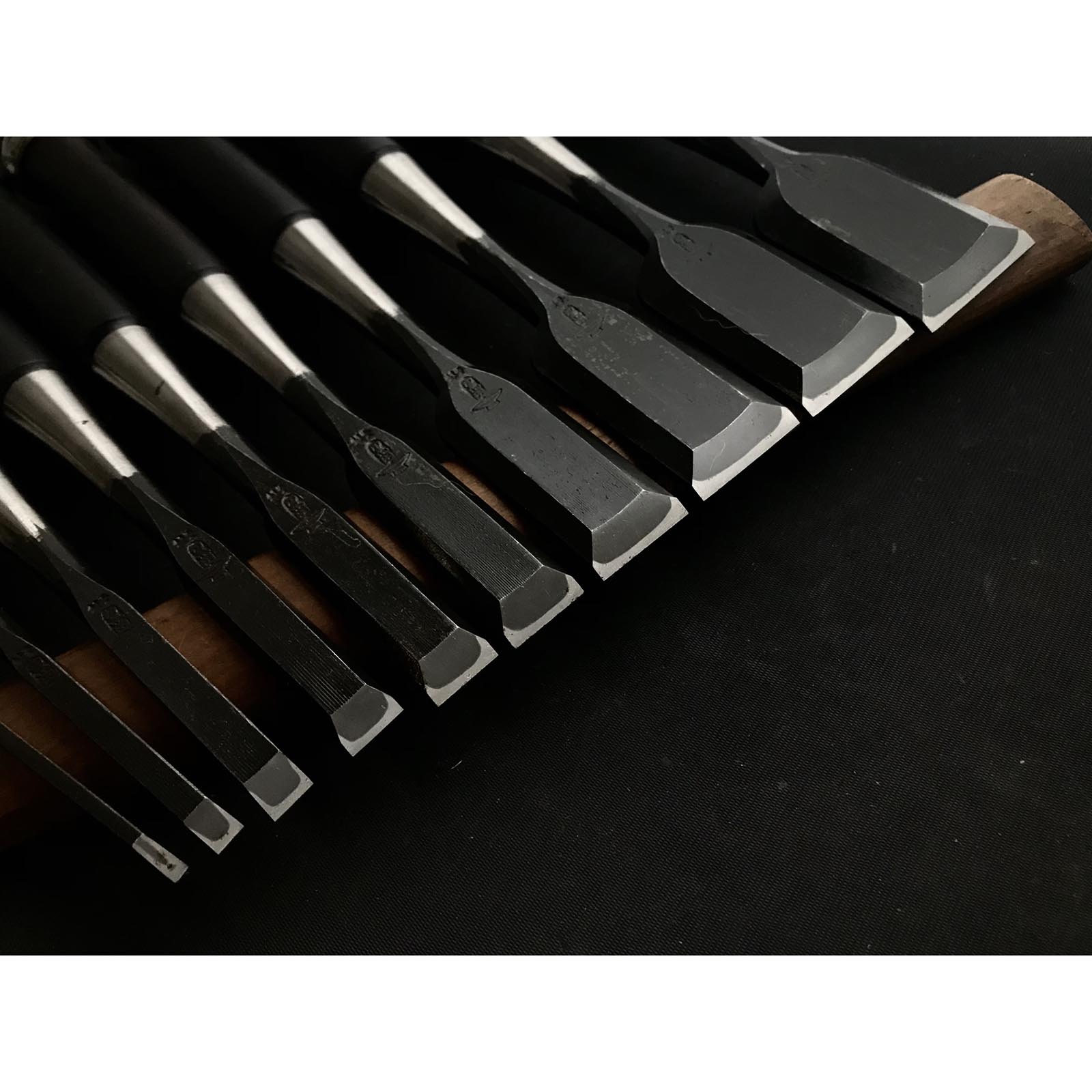 Old stock Kuroda Bench chisels set by 2th generation 掘出し物 黒田の盃 追入組鑿 桐箱 –  YAMASUKE KurashigeTools